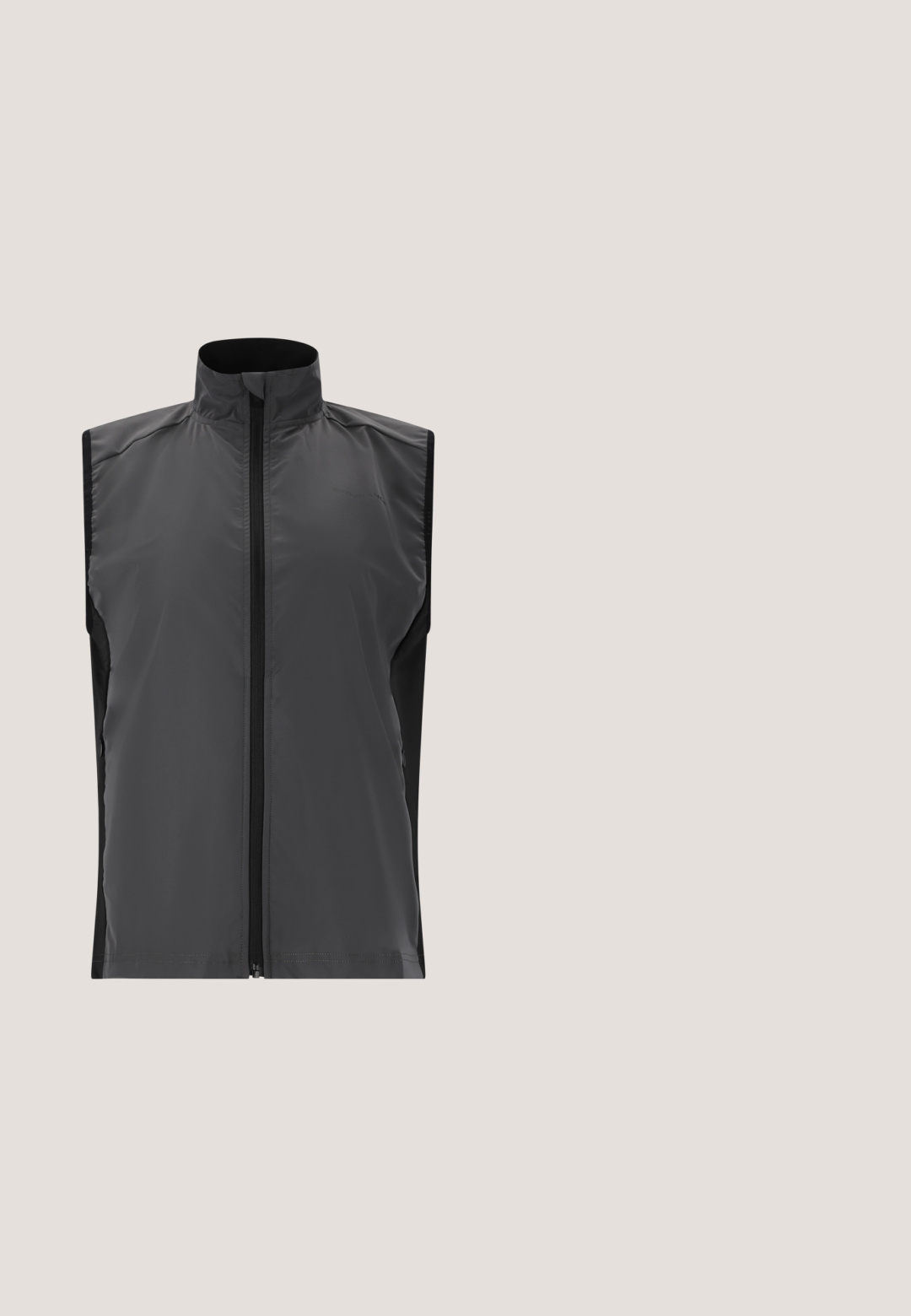 Ærmeløs vest i mørkegrå, letvægts, med høj krave og frontlynlås. Har en glat tekstur og kontrastrende sorte sidestykker.; ASICS FUJITRAIL ELITE TOP - Sports T-shirts - rainstorm grey/cream; Sorte atletiske shorts med en glat tekstur, tætsiddende design og høj talje. Har kontrasterende syninger og et lille logo på underbenet.; Sort løbesko med hvidt logo i luften over asfalt med hvid vejmarkering og små stykker, der er sparket op under den.; Sorte plastik solbriller med et strømlinet, buet design og mørke polariserede linser. Har glatte kanter og ingen synlige hardwaredetaljer.; Vinrød Nike tote-taske med sorte håndtag og hvid Nike swoosh-logo foran, mod en hvid baggrund.