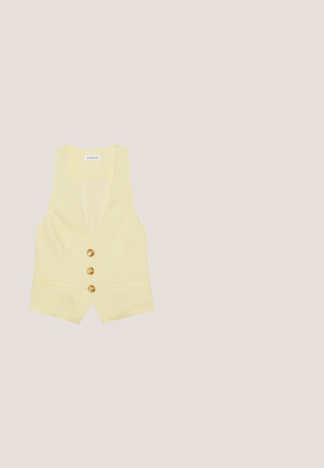 Gilet en lin jaune clair avec un col en V, trois grands boutons et deux poches avant ; tissu texturé avec une forme légèrement structurée.; Haut sans manches jaune, texture côtelée, encolure festonnée, petit nœud au centre, fabriqué à partir d'un matériau léger.; Short en coton jaune avec taille élastique, motifs floraux ajourés et ourlet festonné.; Sandal en wedge jaune avec un design à bout ouvert, partie supérieure en cuir lisse, talon wedge courbé et une semelle intérieure texturée.; Sac cabas en paille tressée avec deux anses en cuir beige, décoré de coquillages brodés, d’étoiles de mer et de petits accents de coquillages violets et blancs.; Bracelet réglable en cordon noir avec perles blanches et jaunes alternées, un charm fleur doré et une petite plaque rectangulaire dorée.