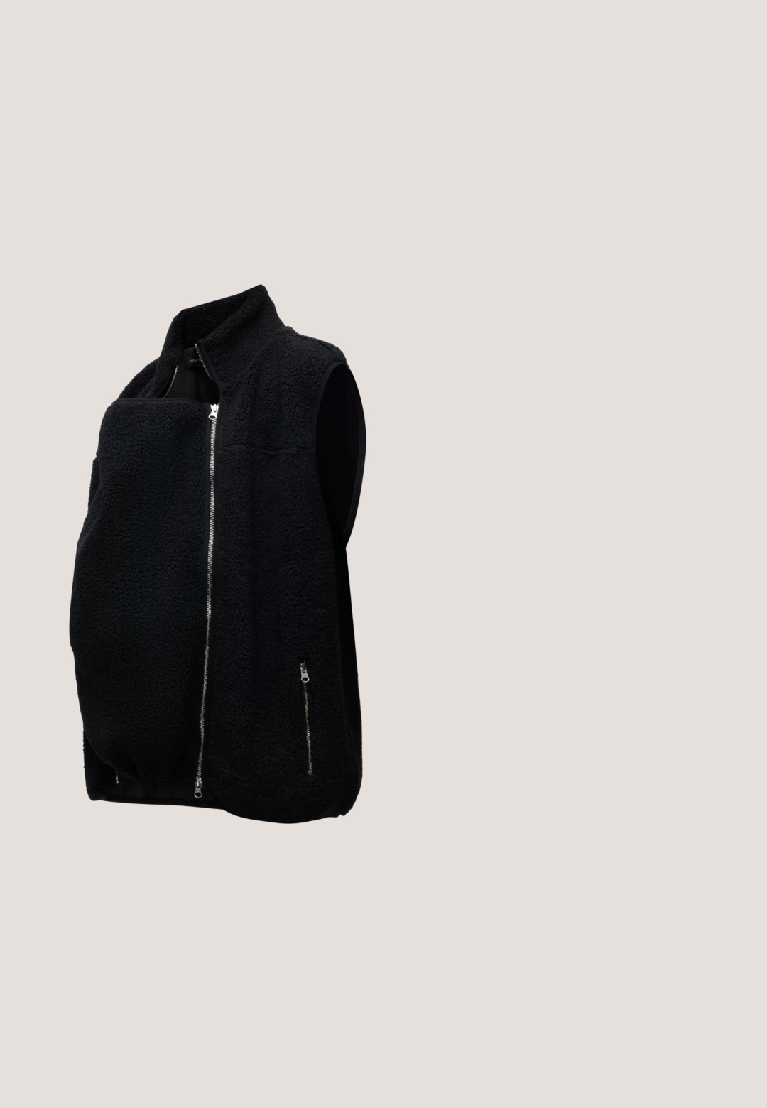 Veste sans manches en polaire noire avec fermeture éclair avant et poche latérale zippée, conçue pour la chaleur et le confort.; Robe de maternité rayée en noir et blanc, avec un col polo et des manches courtes, présentant une silhouette ajustée et un tissu texturé.; Escarpin en daim noir à talon haut avec bout pointu, talon modéré et doublure intérieure lisse. Le design présente un devant échancré.; Lunettes de soleil noires en forme d'œil de chat avec des verres dégradés, accents métalliques en or sur les charnières et branches en plastique noir. Design minimaliste avec une texture lisse.; Sac à main structuré en cuir noir avec poignée supérieure, bandoulière amovible et breloque dorée, placé sur un fond clair et uni.; Boucles d'oreilles créoles en tons or et argent avec des maillons circulaires entrelacés et une finition polie. Design compact avec une texture lisse.