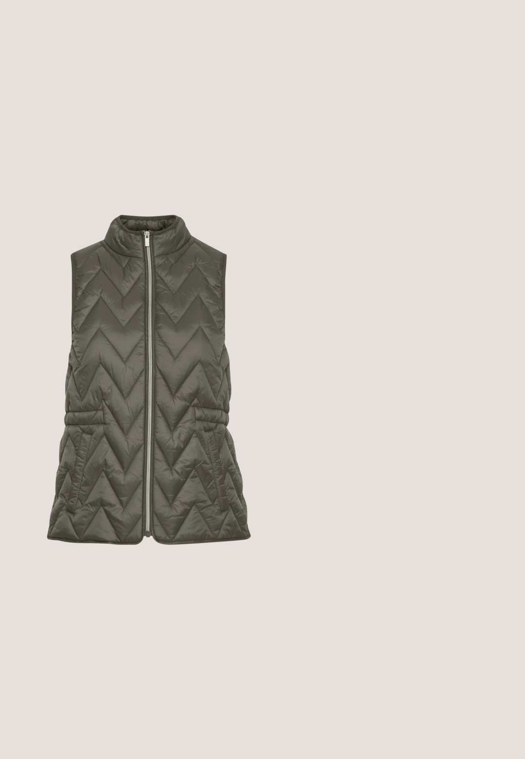 Olivenfarvet quiltet vest med høj krave, der har en frontlynlås, chevronmønster og sidelommer. Letvægts, isoleret design.; Stribet sweater i crème og olivengrøn med ribbet rund halsudskæring, lange ærmer og en tætsiddende kant. Blød strikket tekstur.; Lysegrå sweatpants lavet af blødt stof, med en snor i taljen, to sidelommer og ribkant i benene. Enkel, funktionel design.; Brune ruskinds sneakers med et lavprofil design, snørebånd foran, rund tå og en struktureret cremefarvet sål. Har et præget logo på hælen.; Grå nylon skuldertaske med klap, frontlomme med lynlås, spænde-detalje og justerbar strop. Glat tekstur med subtil glans.; Guldfarvet kæde med forlængede, snoede led og en tekstureret overflade. Har en katteklip og justerbar kædeforlængelse.