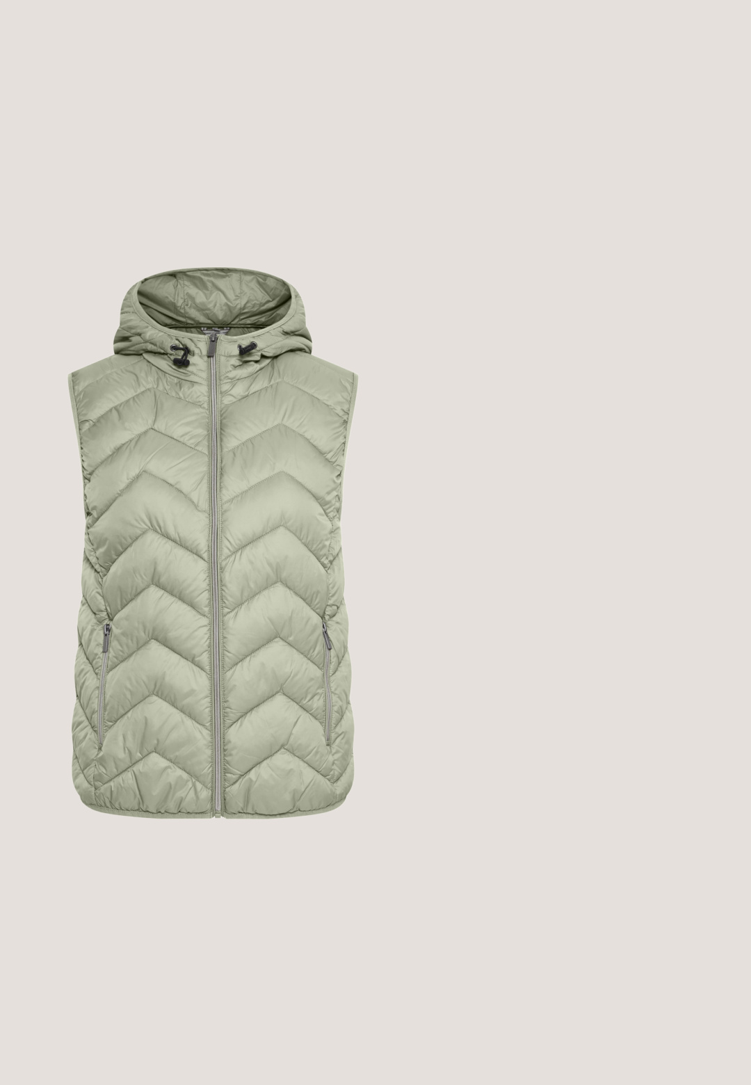 Chaleco acolchado verde claro con capucha, que presenta un patrón de rombos acolchados, cierre frontal y dos bolsillos laterales con cremallera.; Suéter a rayas en crema y verde menta, con un cuello redondo y puños acanalados. Hecho de un material de punto suave y ligero.; Top de manga corta de color verde claro con cuello redondo y botones decorativos a lo largo del hombro y la manga derecha.; Pantalones cargo verde oliva hechos de tejido suave, con dos bolsillos frontales, diseño plisado y puños con cierres ajustables.; Zapatillas hechas de cuero beige claro y gamuza verde. Presentan una suela de goma beige texturizada y cordones verde claro. Diseño minimalista.; Bolsa de lona en verde suave con dos asas largas y planas. Presenta un cierre con cremallera y un diseño minimalista, superficie texturizada y sin herrajes visibles.