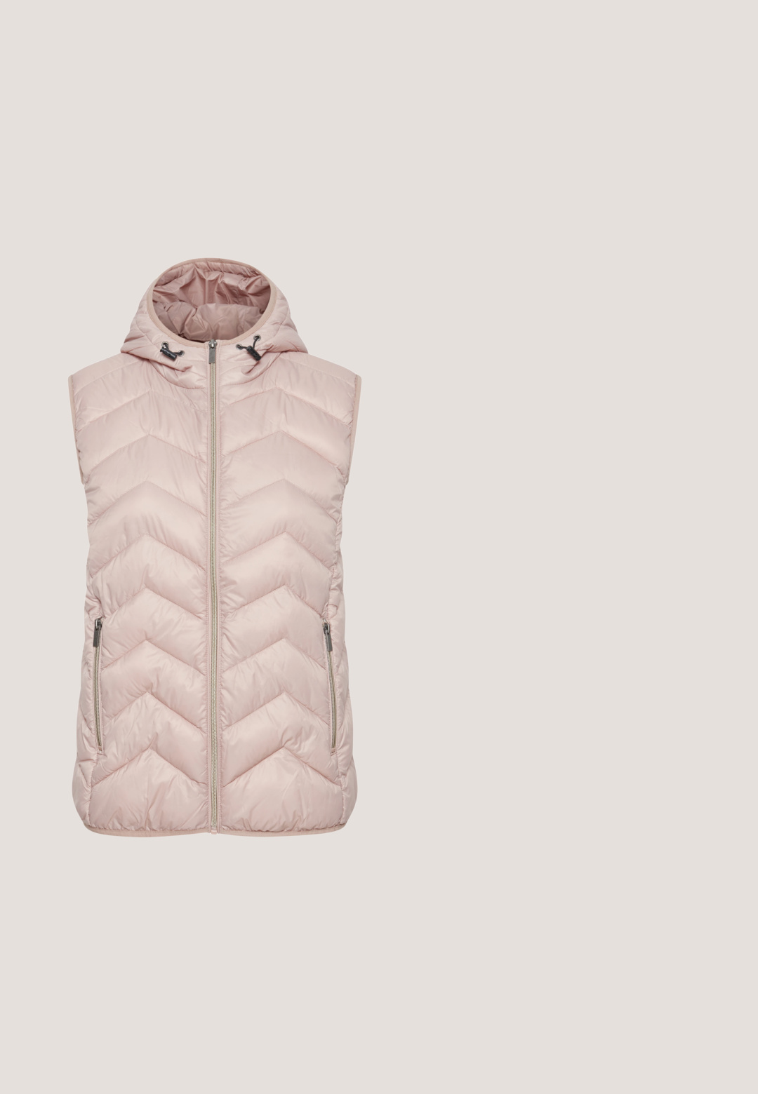 Polstret ærmeløs vest i lys pink med et chevronmønster, hætte, lynlås foran og to sidelommer med lynlås. Glat, quiltet tekstur.; Lyserød sweatshirt lavet af blødt stof, med rund halsudskæring, lange ærmer og en afslappet pasform med en let kortet kant.; Lys pink oversized T-shirt med rød syet hjerte og sløjfedekoration centreret foran.; Lyserøde sweatpants lavet af blødt stof, med bred ben-designet, elastisk talje med snørelås og afsluttede kanter.; Lyserød sneaker med ruskind og tekstilmaterialer, med polstret hæl, hvid mellemsål, sort ydersål og logo-detalje på siden.; Pink syntetisk taske med en enkelt justerbar skulderrem, rektangulær form, lynlåslukning og en tekstureret lap med "STUDIO BERLIN."