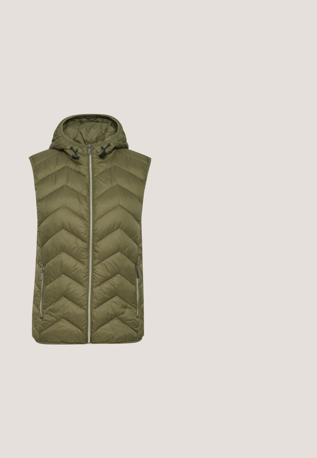 Chaleco acolchado en verde oliva con capucha, que presenta un patrón de chevrón, cierre frontal y dos bolsillos laterales con cremallera. Textura suave.; Suéter de manga larga a rayas en verde oliva y crema. Presenta un cuello redondo y una textura acanalada. Diseño ajustado.; Joggers verdes hechos de una tela suave con una cintura elástica, cordón ajustable, tobillos con puños y bolsillos cargo laterales.; Zapatilla en beige y verde oliva con suela blanca, lengüeta amarilla en el talón, diseño con cordones y detalles perforados en los laterales y la zona de los dedos.; Bolso bandolera rectangular de color verde oliva con correa ajustable, bolsillo frontal abierto y pequeño logo metálico de la marca en la parte superior derecha.; Pendientes de aro en tono dorado con un diseño trenzado, que cuentan con un acabado pulido y un cierre de pestillo seguro. Textura suave con un aspecto brillante.