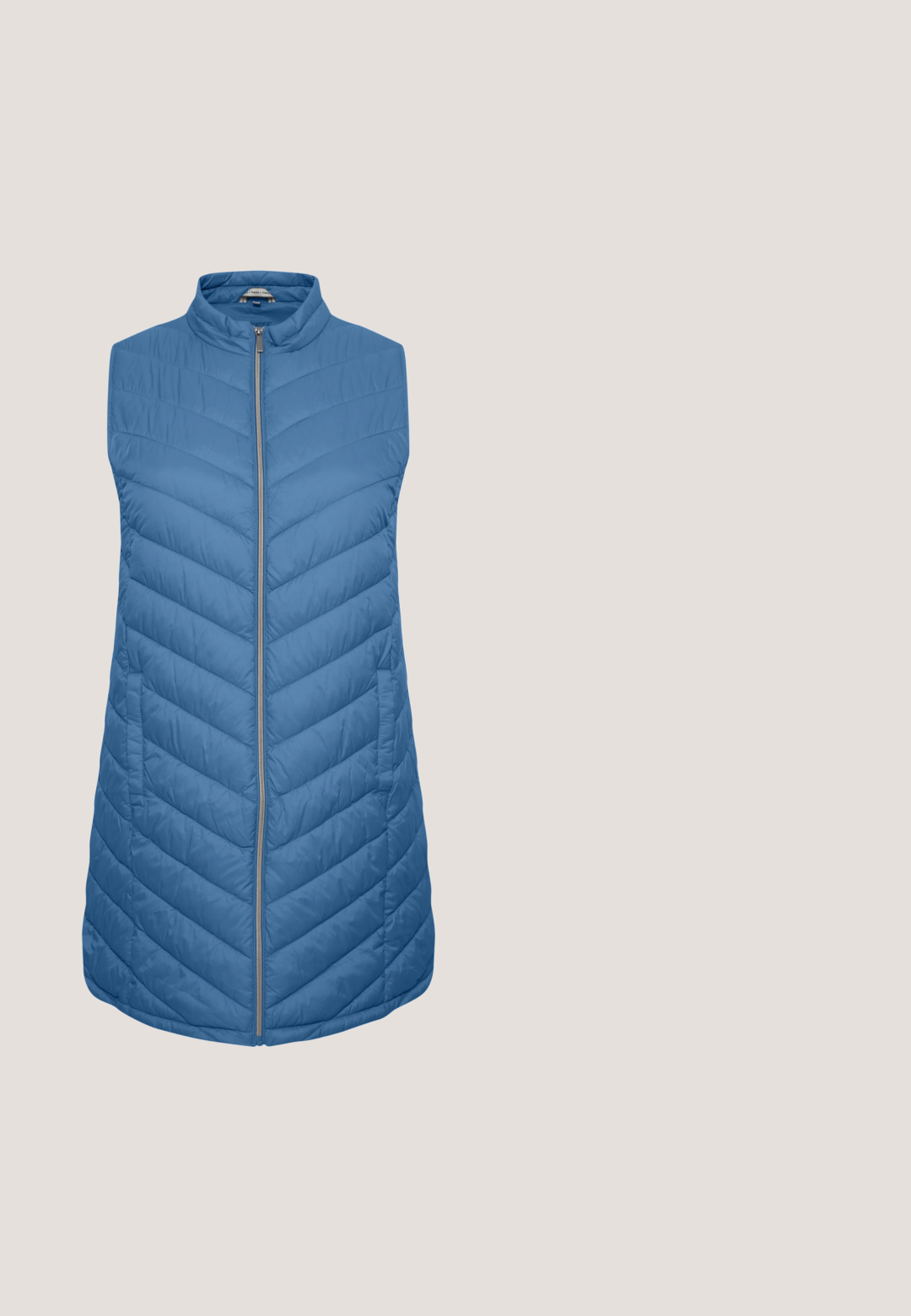 Blå ærmeløs pufvest med høj krave, diagonalt chevron-quiltet mønster og lynlås foran. Glat tekstur og letvægtsdesign.; Lyseblå sweater med lange ærmer, der har hvide horisontale striber, rund halsudskæring, blød tekstur og en afslappet pasform.; Lysblå denimskjorte med sølvfarvede pailletter, lange ærmer, krave, to brystlommer og trykknaplukning. Glat tekstur og detaljeret udsmykning.; Lyseblå jeans med høj talje og lige ben, frontknap og lynlås, for- og baglommer samt bæltestropper.; Hvide sneakers med lyseblå accenter, der har en glat læderoverdel, tekstildetaljer, tekstureret sål og en sidelukning i lynlås.; Lyseblå læder crossbody-taske med en buet form, tekstureret overflade og en perforeret rem. Har en logo i guldtonet hardware.