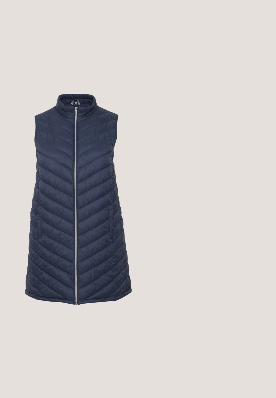 Gilet sans manches matelassé bleu marine avec un col haut, doté d'une fermeture éclair sur toute la longueur et d'un motif de couture en chevrons en biais. Deux poches latérales incluses.; Kaffe Curve KCWINNI LS T - T-shirt à manches longues - ant white/windward stripe; Pantalons en mélange de coton, coupe confortable, couleur bleu marine foncé, avec une taille élastique et des jambes droites. Sans poches ni coutures visibles.; Sneaker avec une tige synthétique blanche, des accents en suède bleu et une semelle en gomme texturée. Comprend un détail de zip bleu et un système de laçage.; Sac à bandoulière en cuir bleu clair avec texture grainée et fermeture éclair, doté d'une sangle unique et d'un petit logo en métal sur le devant.; Boucles d'oreilles en plastique bleu avec une finition brillante, dotées d'un fermoir en ton or et d'un design lisse et courbé. Une des boucles a une forme pointue.