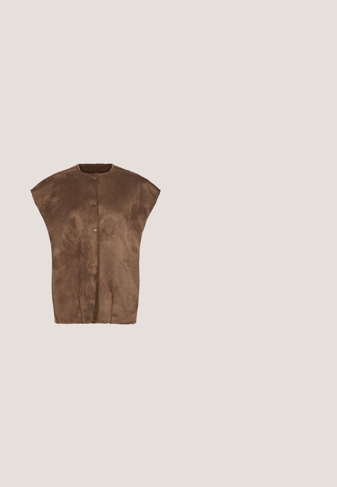 Veste sans manches en daim marron avec col rond et trois boutons-pression à l'avant, présentée sur fond blanc.; Pull marron foncé à manches longues avec col rond et poignets côtelés avec trois petits boutons argentés sur chaque poignet.; Pantalon large brun foncé avec passants de ceinture et fermeture à glissière sur le devant, sur fond blanc uni.; Bottine en daim marron avec un bout pointu et un talon carré. Présente des détails cousus et une languette à l'arrière pour un enfilage facile.; Sac à bandoulière en daim marron avec une fermeture à rabat, comportant une boucle en métal et une chaîne dorée. Texture lisse avec des coutures minimales.; Paire de boucles d’oreilles marron en forme de rose ornées de petits strass transparents sur fond blanc.