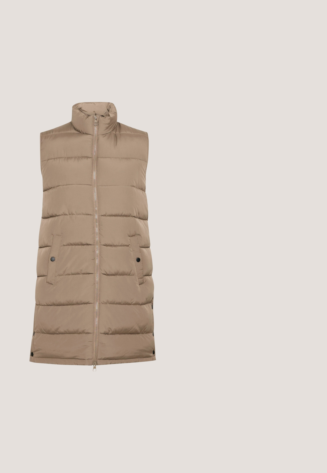 Tan puffer vest med høj krave, frontlynlås, to sidelommer og horisontalt quilted design. Glat tekstur, midt-lår længde.; Oliven grøn, cropped hoodie med en frontlomme, brede ærmer og hætte med snøre. Blød, glat tekstur uden mønstre eller udsmykninger.; Lys beige kortærmet skjorte med knapper lavet af tekstureret stof, med en bundet forside, afrundet kant og brune knapper.; Lysegrønne, lette joggingbukser med elastisk taljebånd, snøre-detalje, to forlommer og tilspidsede manchetter.; Sort og grå sneakers med struktureret stof og glatte accenter. Tyk hvid sål med vandrette riller. Har rund tå og snørebånd.; Lille håndtaske med sort og hvidt ko-pels mønster, sorte lædersider og aftagelig sort læderrem med metalspænder.