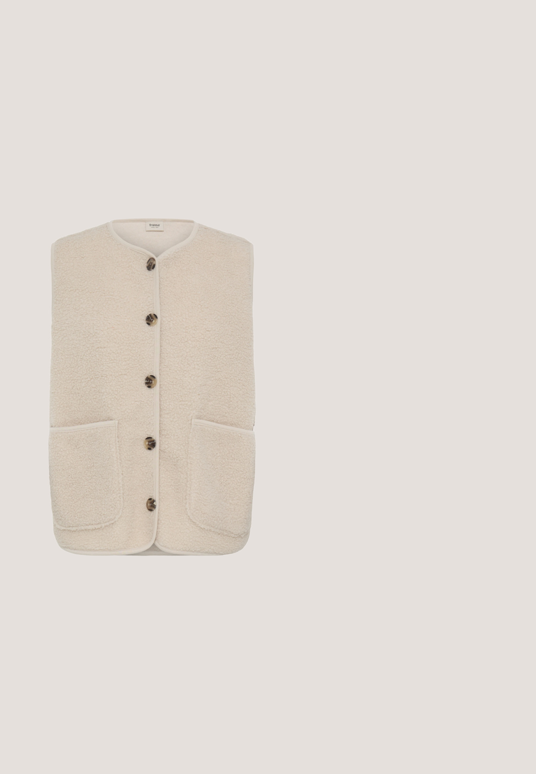 Chaleco de forro polar beige sin mangas con escote redondo, cierre frontal con botones y dos bolsillos de parche delanteros.; Suéter de punto beige claro con cuello redondo, mangas largas y puños acanalados. Presenta un ajuste holgado y un patrón texturizado en toda la prenda.; Top de cuello alto de manga larga color crema con ajuste ceñido y textura de tela suave, presentado sobre un fondo blanco liso.; Pantalones de pierna ancha marrones con rayas verticales, hechos de una tela suave. Cuentan con una cinturilla elástica, que proporciona comodidad y facilidad de uso.; Zapatilla baja de ante taupe con suela gruesa beige, cordones blancos con patrones y forro interior blanco y suave.; Bolso bandolera marrón en forma de media luna con tela texturizada y correa ajustable etiquetada con "EXPATRIE" sobre fondo blanco.