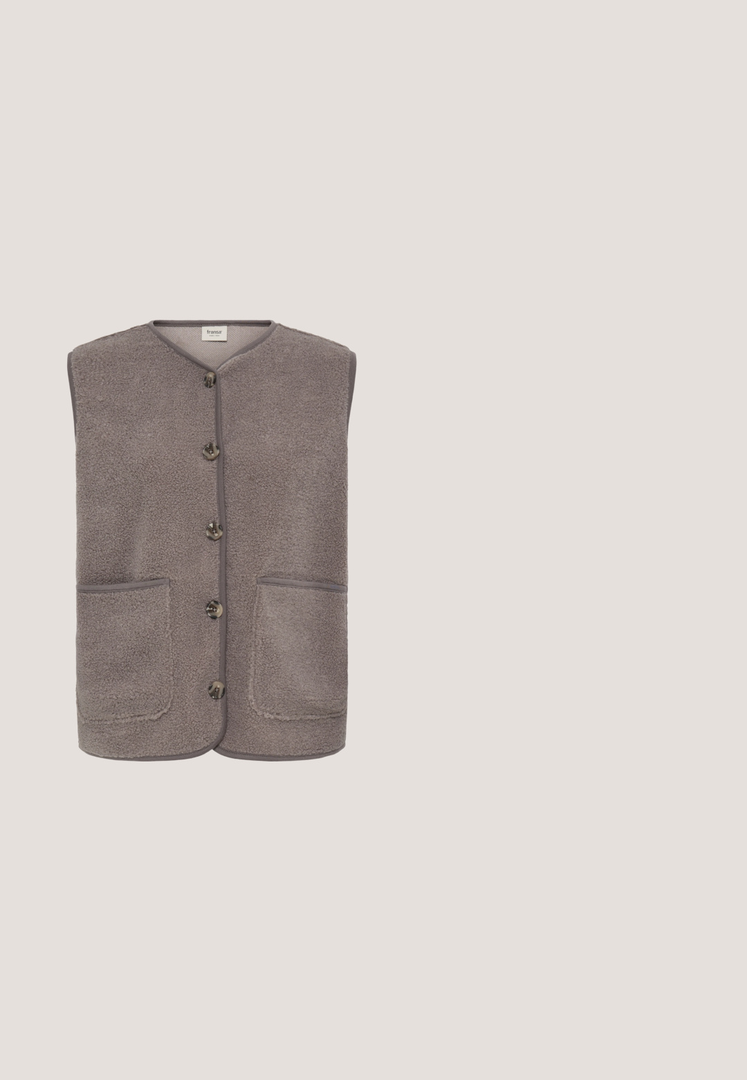 Ærmeløs grå fleecevest med rund halsudskæring, knapper foran, kantede kanter og to forlommer med lap.; Brun strikket turtleneck sweater med lange ærmer og ribbede manchetter og kant, præsenteret på en hvid baggrund.; Brune brede bukser lavet af tekstureret stof, med en knaplukning og forlommer. Rent, minimalistisk design med en lige silhuet.; Brune ruskinds ankelstøvler med faux pelsfor, rund tå og en tykk platformsål; har en syet søm og en trækflap bagpå.; Ovale solbriller med skildpaddemønster og mørke linser, set forfra mod en ensfarvet hvid baggrund.; Mørkebrunt ruskind shopper med brede skulderstropper og trapezform, med en central søm og glat tekstur.