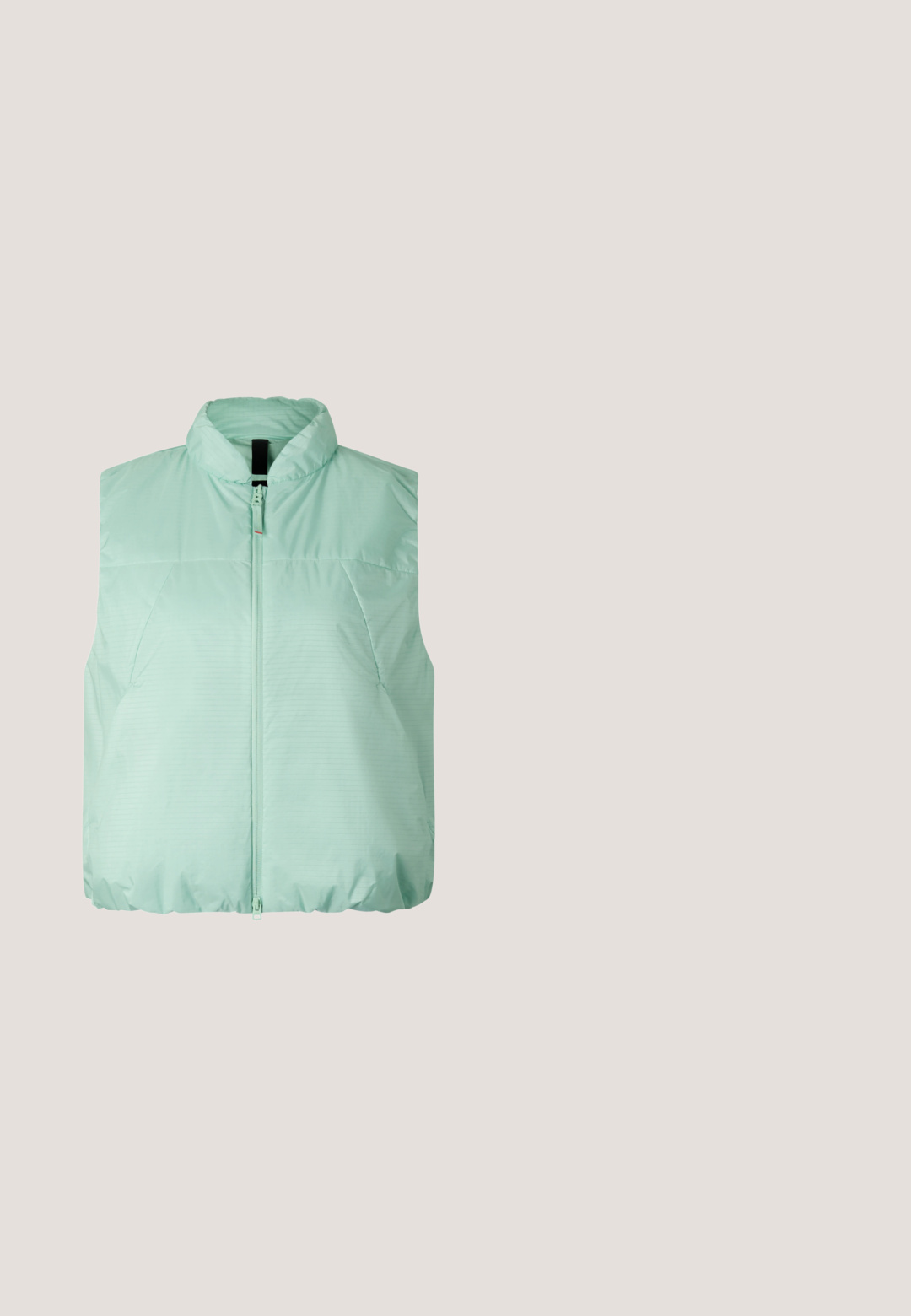 Lichtgroene mouwloze donsvest met een ritssluiting aan de voorkant en een opstaande kraag, ontworpen voor warmte en casual gebruik.; Effen zwarte lange mouwen Lacoste crewneck sweatshirt met geborduurd groen krokodillenlogo op de linkerkant van de borst tegen een witte achtergrond.; Witte T-shirt met korte mouwen en ronde hals, met een klein groen Lacoste-logo geborduurd op de linkerborst.; Blauwe denim jeans met een recht model, vijf zakken, een knoop- en ritssluiting en een lichte vervaging voor textuurvariatie.; Witte lage Lacoste sneaker met gouden logo aan de zijkant, witte veters en rubberen zool tegen een neutrale achtergrond.; Blauwe canvas shopper met dubbele handvatten aan de bovenkant, zijzakken, afneembare schouderriem en een klein Calvin Klein-logo aan de voorkant.