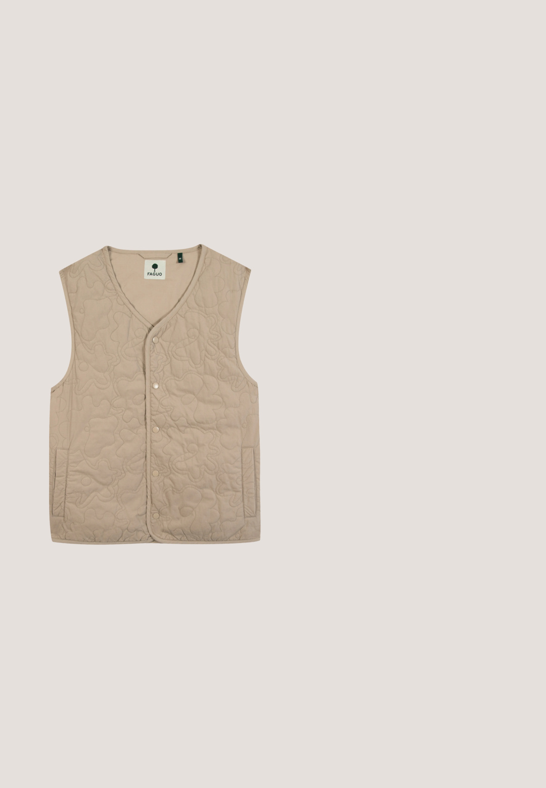 Beige gewatteerd vest met abstracte bloemstiksel, drukknoopsluiting aan de voorkant, zijzakken en een V-halskraag, maat medium van Faguo.; Grijze sweatshirt met geribbelde kraag en manchet, voorzien van een donkerbruine grafische print van bladeren en de woorden "Verboden 10119 Berlijn."; Donkerblauw poloshirt met korte mouwen, drie knopen, kraag en klein oranje PME Legend-logo op de linkerborst.; Bruine corduroy broek met een rechte pasvorm, voorzien van een knoopsluiting aan de voorkant en twee zijzakken. Textiel met verticale ribbels.; Grijze suède bootschoen met zwarte veters, gestikte mocassinneus en dikke zwarte profielzool, zijaanzicht op een witte achtergrond.; Bruine rechthoekige crossbodytas met verstelbare stoffen riem, voorvak met ritssluiting en leren merkembleem op een glad oppervlak.