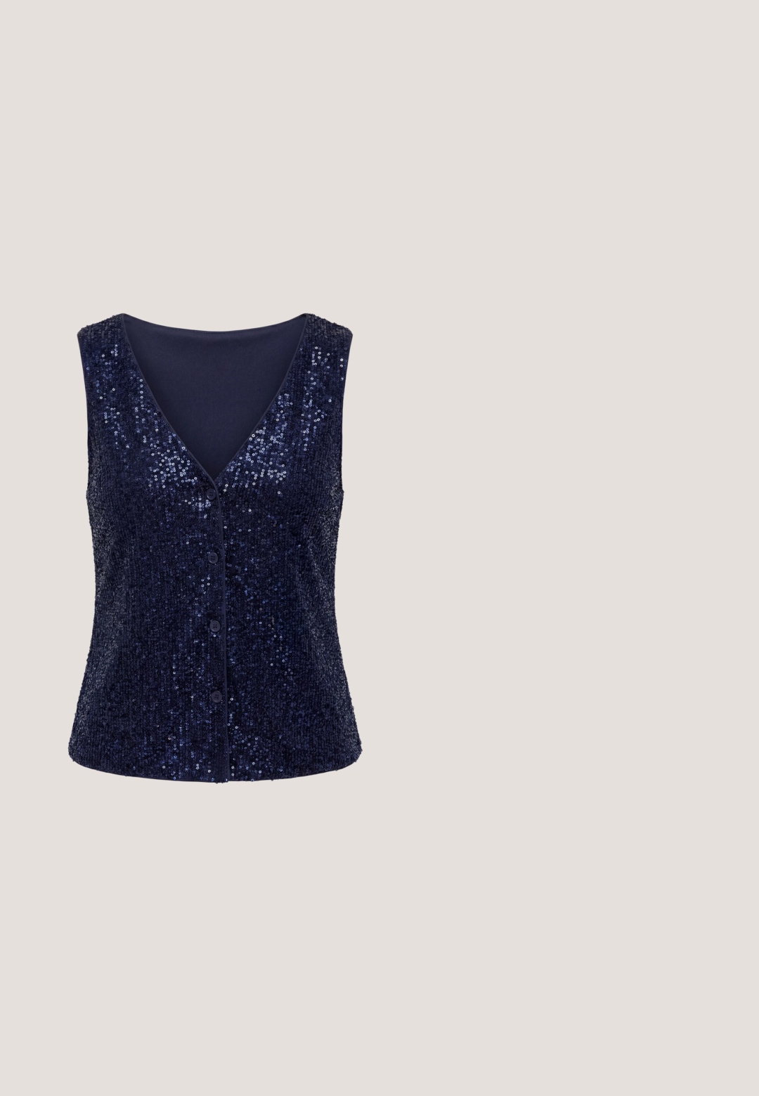 Mouwloze marineblauwe top met pailletten, V-hals en vier knopen aan de voorkant, aansluitende stijl voor formele of feestelijke gelegenheden.; Zwarte lange mouwen cardigan van doorschijnende kant met plooidetails, met een V-hals en zes zilverkleurige knopen aan de voorkant.; Zwarte wijde broek met een gelaagd ontwerp; het bovenste deel is versierd met pailletten, terwijl het onderste deel gemaakt is van transparante kant met een patroon.; Zwarte slingback hoge hak sandaal met transparante zijkanten en kralenrand op de teen en band tegen een witte achtergrond.; Zwarte mesh clutch tas met zilver gestikte patroon, ritssluiting aan de bovenkant en een gestructureerde vorm, geschikt voor avondgebruik.; Zilverkleurige oorbellen met verlengde rechthoekige vormen en gefacetteerde heldere stenen, die een lineair, gestapeld ontwerp creëren.