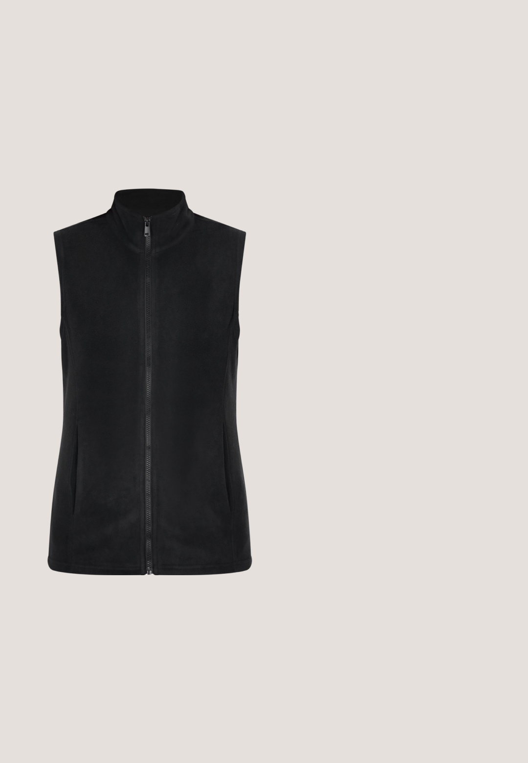 Chaleco de forro polar negro sin mangas con cuello alto, cierre frontal y bolsillos laterales, con una textura suave y un diseño simple.; Sudadera de forro polar negra con un cuello alto, media cremallera, mangas largas y una textura suave. Diseño simple sin patrones ni acentos.; Camisa negra de manga larga hecha de tela suave. Presenta un cuello redondeado y un diseño ajustado con costuras estratégicas en la cintura.; Leggings negros de tela elástica. Diseño de cintura alta, textura suave, silueta ajustada, sin patrones o acentos visibles.; Zapatilla de running negra Kappa con parte superior de malla, logo y detalles en beige, suela acolchada y cordones beige vista desde un lado.; Bolso tote negro acolchado con asas cortas y largas, con una pequeña placa redonda con logo en el centro delantero.