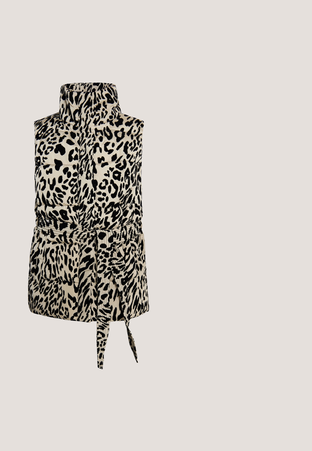 Gevoerde vest met hoge kraag, met een beige achtergrond en zwarte luipaardprint, getailleerde taille met een riem en twee voorzakken.; Zwarte top met lange mouwen, ronde hals en pofmouwen met luipaardprint, eindigend in aansluitende zwarte manchetten.; Leggings met luipaardprint, voorzien van een glanzende afwerking, zachte stof, elastische tailleband en een slanke, aansluitende pasvorm zonder zichtbare hardware.; Zwarte leren enkellaars met een spitse neus, hoge stilettopes, gladde textuur en minimalistisch ontwerp. Voorzien van een ritssluiting aan de achterkant.; Zwarte pailletten handtas met een glanzende textuur, zwarte leren afwerking en een gouden kettingband. Heeft een brede open bovenkant en decoratieve hardware.; Gouden ketting en armband set met zwarte kralenaccenten, bestaande uit een mix van gladde kralen en gestructureerde kettingschakels.