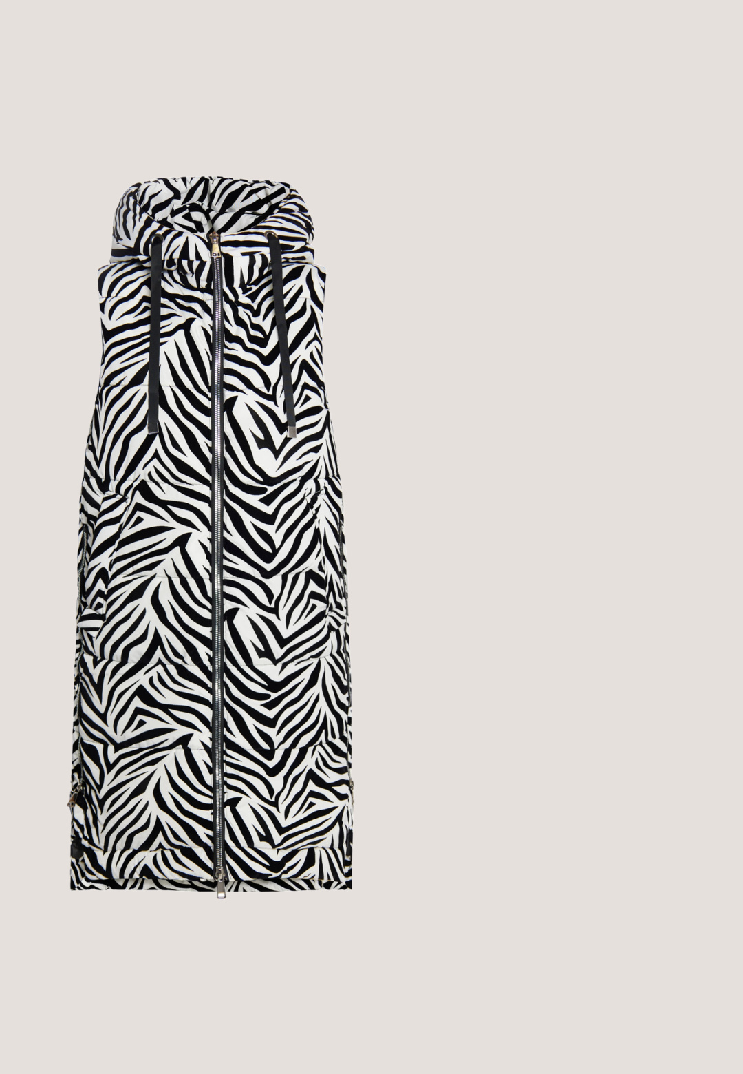 Zebra-print pufvest med hætte, der har sort-hvide zigzagstriber, lynlås og frontlommer. Glat ydre tekstur.; Langærmet rullekravetrøje i et brunt og cremefarvet leopardmønster, med en tætsiddende pasform og blødt, elastisk stof.; Vero Moda Tall VMBERLIN WIDE PANEL - Bukser - black; Sort lakeret ankelstøvle med spids tå og en midt-højde blokhæl. Glat tekstur og minimalistisk design.; Glansfuld sort rektangulær håndtaske med to tynde skulderremme og små guldbeslag foran.; Øreringe i guldfarvet metal med ujævne, bølgede firkantede former og en skinnende, struktureret overflade på en ensartet lys baggrund.
