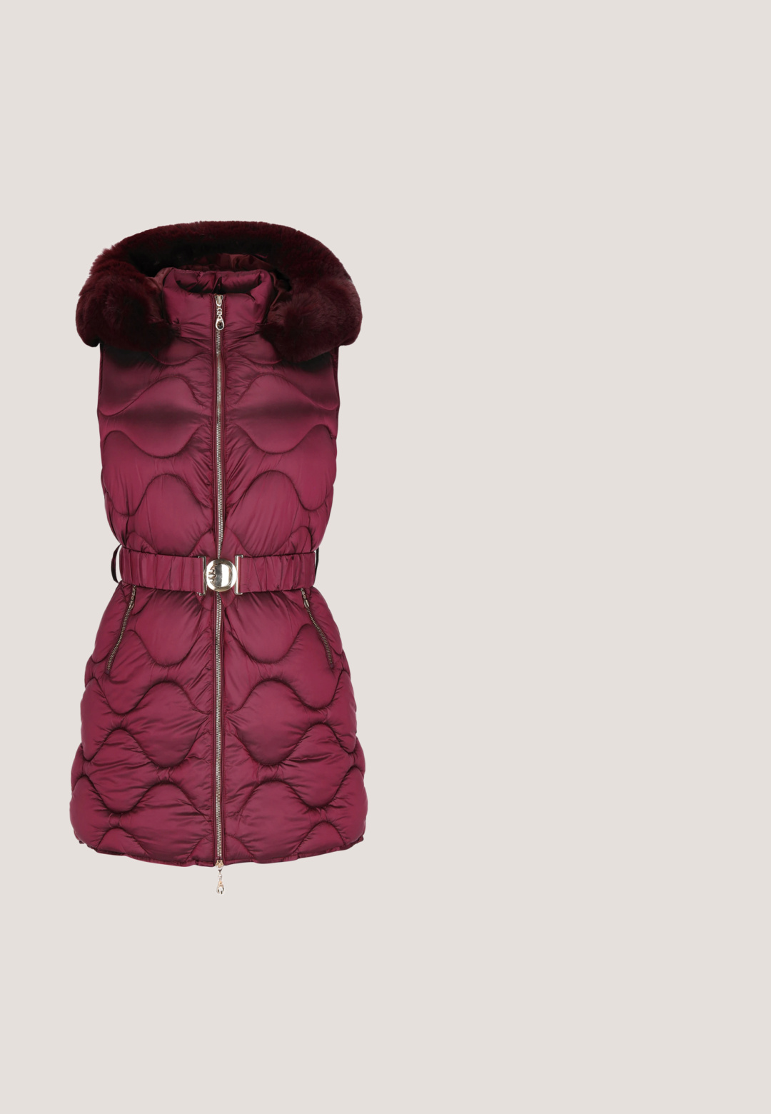 Burgunderfarbene Puffweste mit einem Kapuze aus Kunstfell, Reißverschluss vorne und einem Gürteldetail. Besitzt ein gestepptes Muster und zwei seitliche Reißverschlusstaschen.; Fleece-Pullover in leuchtendem Pink, mit einem halben Reißverschluss-Kragen, langen Ärmeln und glatter Textur. Ideal zum Schichten bei kühlerem Wetter.; Rosa T-Shirt mit kurzen Ärmeln aus Baumwolle. Verfügt über ein kleines weißes Herzsymbol auf der linken Brust. Lockerer Schnitt und Rundhalsausschnitt.; Schwarze, hoch sitzende, verwaschene Jeans mit verjüngtem Schnitt, Fronttaschen, Gürtelschlaufen und Knopfverschluss.; Helle rosa Sportschuh mit schichtweise gestaltetem Textil, kontrastierenden Akzenten und dämpfender Sohle. Merkmale eine abgerundete Zehenpartie und ein Schnürsystem.; Gepolsterte rosa Tragetasche mit zwei Griffen, Logo-Patch an der Seite, weiche Textur und rechteckiger Form. Geeignet für den täglichen Gebrauch.