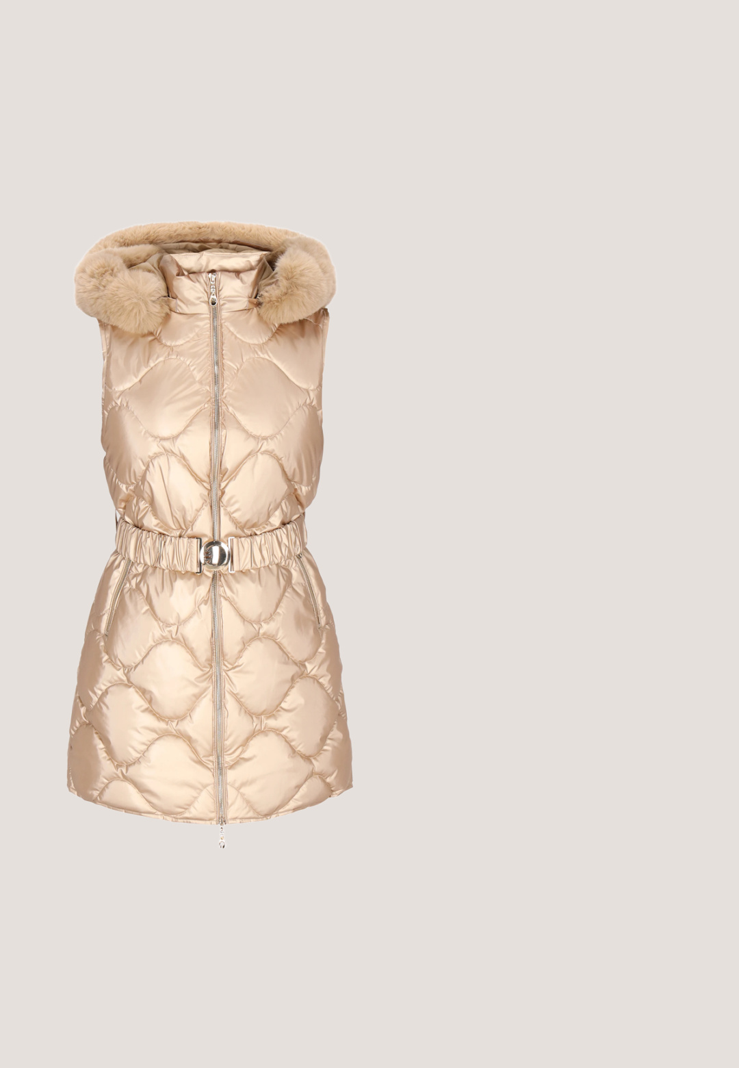Guld polstret vest med hætte i faux fur, lynlås foran, elastisk talje med sølv spænde og diamantquiltet mønster over stoffet.; Guess Sweatshirt - crema; Højtaljede, tætsiddende hvide bukser med forstærkede syninger foran og stirrup-stropper ved anklerne, designet til et slankt, moderne udseende.; Platform sneakers med en beige tekstiloverdel, der har et mønster, gyldne detaljer, sølv hardware og en hvid mellemsål med stribede detaljer.; Lille rektangulær crossbody taske med beige mønstret stof, guldkæde rem, hvide læderdetaljer og metal Guess-logo foran.; Guld stud øreringe med et cirkulært design og et logo i midten, prydet med klare rhinsten langs kanten.