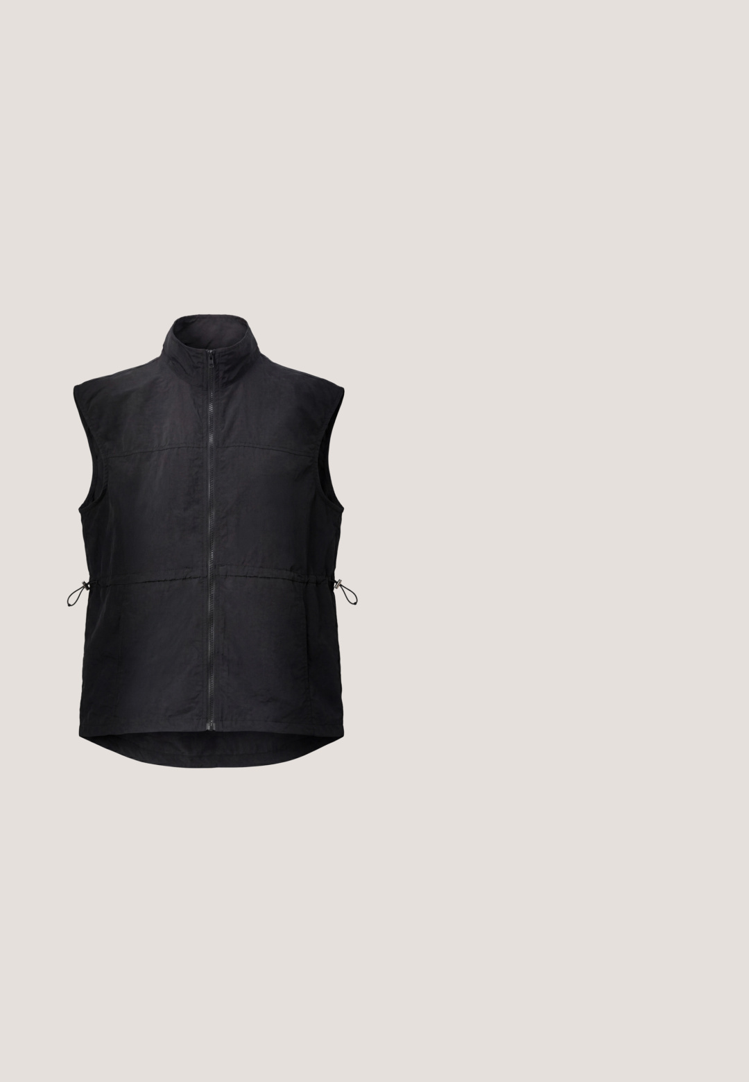 Zwarte mouwloze bodywarmer met hoge kraag, ritssluiting aan de voorkant en verstelbare trekkoorden aan beide zijden van de taille.; Witte katoenen t-shirt met korte mouwen, ronde hals, met een zwart "K" en schoppenlogo op de linker borst. Gladde textuur.; Zwarte joggingbroek met een elastische tailleband, geribbelde boorden en een achterzak. Bevat een klein logodetail nabij de tailleband.; Zwart-witte Lacoste sneaker met witte veters, geperforeerde neus, krokodillogo aan de zijkant en merksol op een neutrale achtergrond.; Zwarte gepolariseerde zonnebril met vierkante monturen, grijze lenzen, matte afwerking, dunne armen en subtiele branding op de pootjes.; Zwarte leren schoudertas met een gladde textuur, rechthoekige vorm, voorvak met rits en een geperst logo. Verstelbare schouderband inbegrepen.