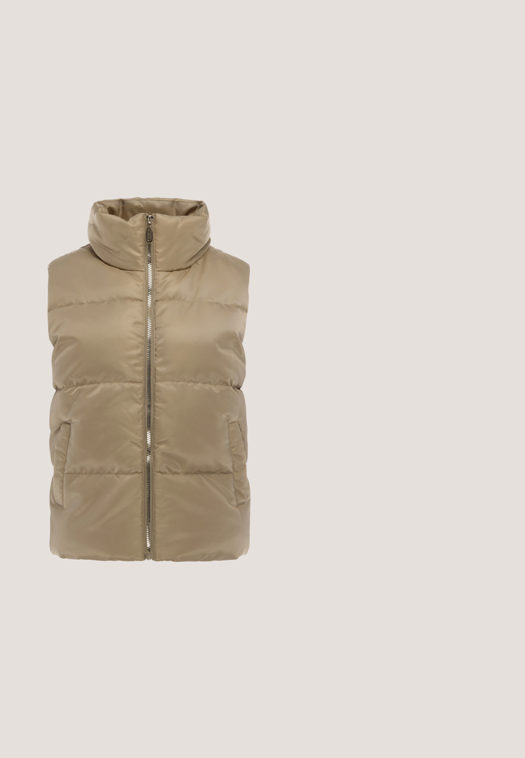 Beige gesteppte Weste mit hohem Kragen, Frontreißverschluss und zwei Seitentaschen, vor einem einfarbigen weißen Hintergrund dargestellt.; Cremefarbene Kapuzen sweatshirt aus weichem Stoff. Mit einer Fronttasche und dezentem gesticktem Logo. Bequeme Passform mit gerippten Bündchen und Saum.; Taupefarbenes, geripptes Langarm-Crop-Shirt mit Rundhalsausschnitt und weiß gesticktem „Kani“-Logo auf der Brustmitte.; Weite Hosen in Creme, aus einem strukturierten Stoff mit einem gerippten Muster. Verfügt über einen elastischen Bund und einen Kordelzug zur Anpassung.; Wildledersneaker in Creme mit einer weißen Gummisohle. Mit goldenen Ösen und schwarzem Logodetail an der Seite. Klassisches Schnürdesign.; Beige Nylon-Crossbody-Tasche mit zwei Taschen, geprägtem Logo, verstellbarem Tragegurt und goldfarbenen Beschlägen. Glatte Textur mit subtiler Eleganz.