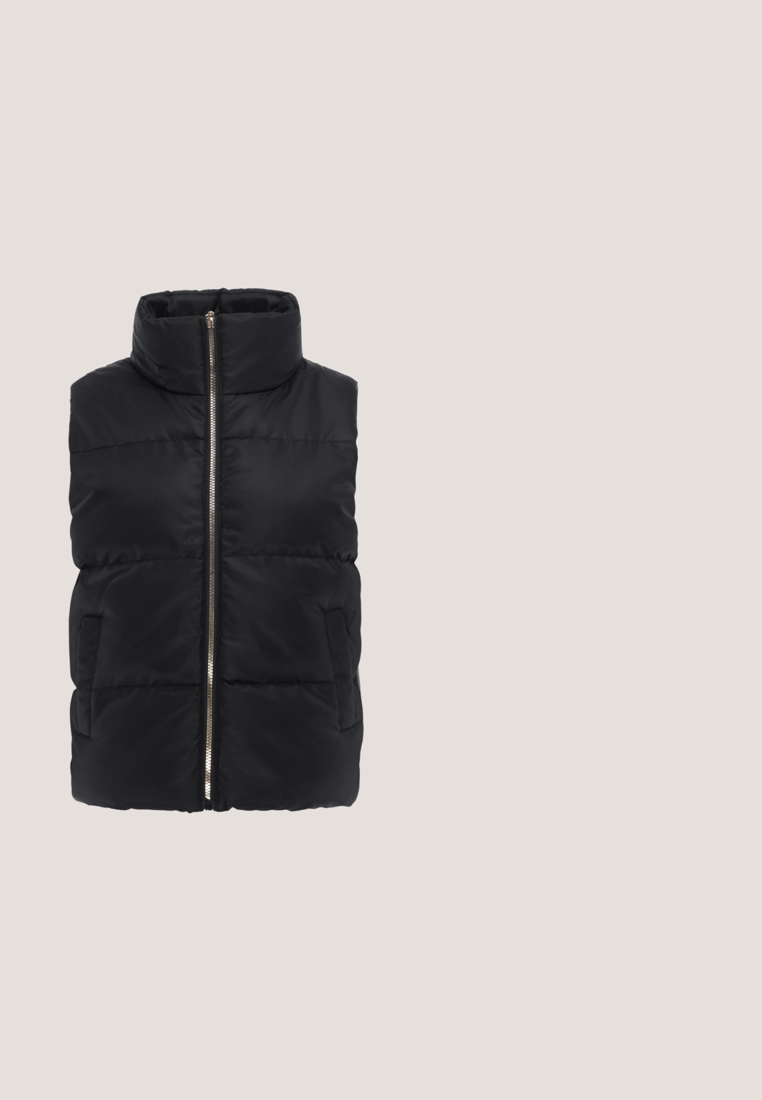 Veste sans manches matelassée noire avec col montant, fermeture éclair argentée à l'avant et poches latérales sur fond blanc.; Pull en polaire noir avec un col haut, demi-fermeture éclair, manches longues et une texture lisse. Design simple sans motifs ni accents.; T-shirt noir à manches longues en coton, avec un symbole Om de couleur cuivrée imprimé sur le devant. Texture douce, design col rond.; Leggings noirs taille haute, fabriqués à partir d'un tissu extensible, présentant une texture lisse et un design ajusté sans coutures ni motifs visibles.; Baskets de sport légères noires avec dessus en maille, semelle rembourrée, lacets élastiques et languette de traction au talon, vue de côté.; Sac de sport noir avec poche zippée à l'avant et texte de marque "Cardio Bunny" sur le corps et les poignées.