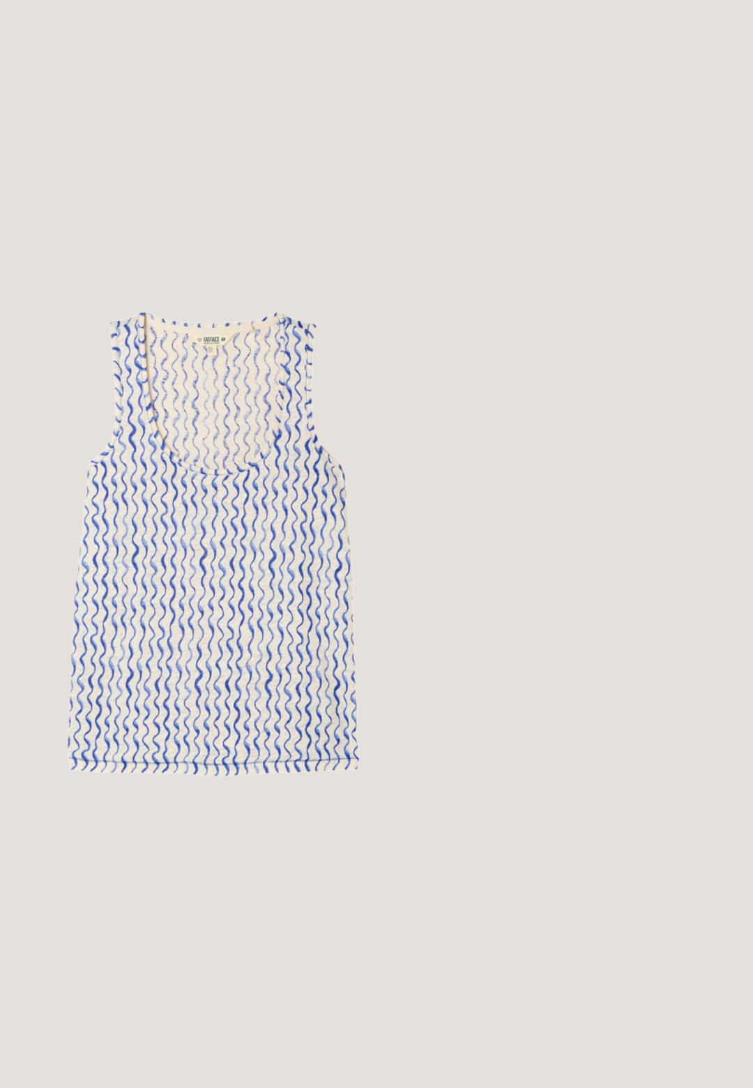 Camiseta sin mangas blanca con patrón de rayas verticales onduladas azules y escote redondo, vista plana sobre fondo blanco.; Top sin mangas de mezclilla azul oscuro con escote redondo y aberturas laterales, con costuras visibles y cierre trasero de cremallera.; Pantalones de pierna ancha con cintura elástica. Presentan rayas verticales en azul, verde y negro sobre un fondo claro. Tejido suave y texturizado.; Zapatillas de mezclilla azul con bordado floral blanco, entresuela de cuerda texturizada y cordones blancos. Suela plana de goma. Diseño de corte bajo.; Seasalt Cornwall GARDEN VIEW - Gafas de sol - blue sailboats; Bolsa de lona con rayas verticales azules y beige, con la marca "V°73 Venezia" y dos asas largas para llevar al hombro.