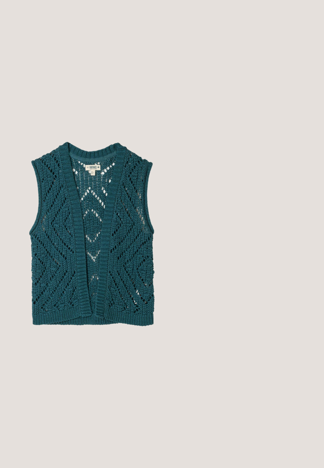 Chaleco sin mangas de punto color azul verdoso con patrón calado de diamantes y borde acanalado, etiquetado con talla UK 12 EU 40 US 8.; Camiseta de algodón blanca con un gráfico colorido de una palmera en la playa, enmarcado con un diseño audaz y marcado con "Pete Jeans London - 1993."; Pantalones cortos de algodón verde oscuro con dobladillo enrollado, que cuentan con dos bolsillos frontales y un solo detalle de botón en la cintura.; Zapatilla gruesa con malla rosa y crema y superposiciones de cuero, suela blanca gruesa y cierre de cordones, vista lateral.; Pequeño bolso bandolera rectangular en color verde azulado con correa ajustable y emblema dorado de jinete de caballo en la parte frontal sobre fondo blanco.; Collar de cuentas multicolores que presenta cuentas en forma ovalada de color verde, azul, rojo, amarillo y rosa con patrones a rayas y un cierre dorado.