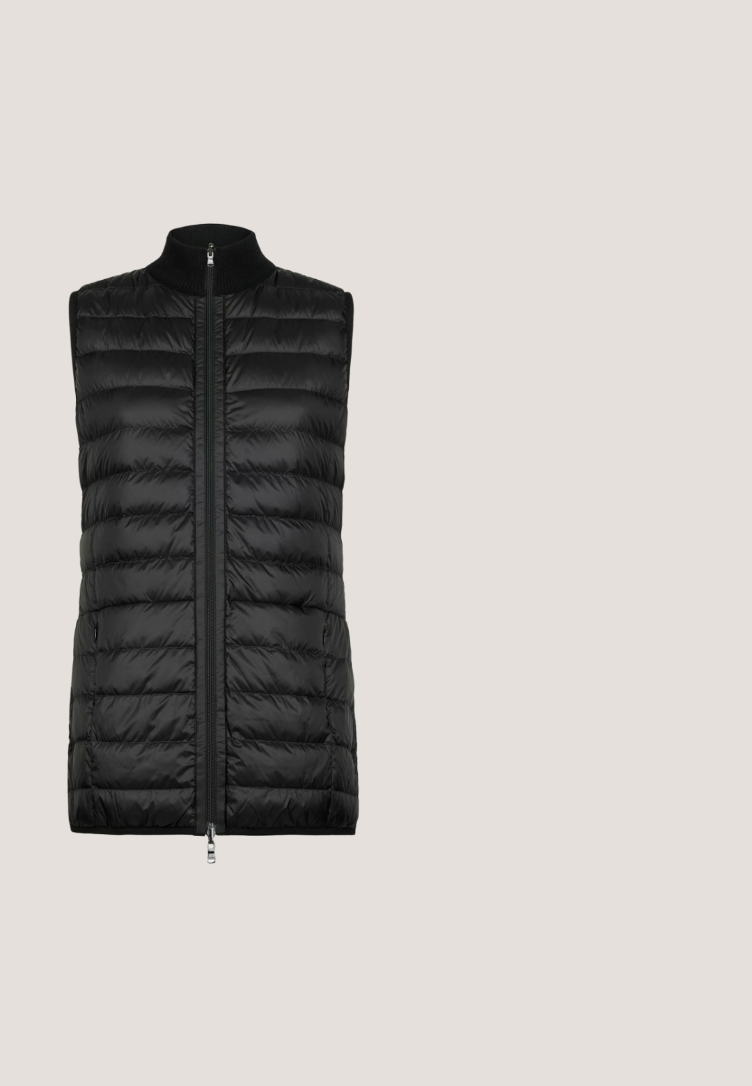 Schwarze ärmellose Steppweste mit hohem Kragen, Reißverschluss vorne und gestepptem Muster. Glattes Material mit leichtem Erscheinungsbild, keine sichtbaren Taschen.; Schwarzer Pullover mit langen Ärmeln, Rundhalsausschnitt und gerippten Bündchen. Hat eine glatte Textur und ein dezentes Logodetail auf der Vorderseite.; Schwarze, weit geschnittene Hosen aus weichem, dehnbarem Stoff. Mit einem elastischen Bund für Komfort und einer glatten Textur. Keine Taschen oder Muster.; Schwarzer Sneaker mit niedrigem Schaft, strukturierter brauner dicker Sohle, schwarzen Schnürsenkeln und Obermaterial aus gemischtem Leder und Wildleder mit gemusterten Details.; Schwarze, gesteppte Tote-Tasche mit kurzen Griffen, einer vorderen Reißverschlusstasche, abnehmbarem Schultergurt und einem kleinen braunen Teddybär-Schlüsselanhänger.; Goldene, blütenförmige Ohrringe mit einem schwarzen Zentrum; verfügen über gravierte Schriftzüge am Rand; glatte metallische Oberfläche.