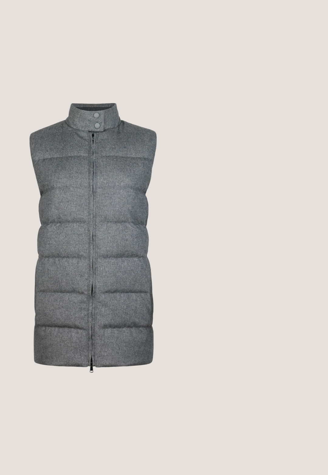 Grå puffervest med høj krave, to knaplukninger og frontlynlås. Den har en quiltet design og glat tekstur. Ingen ærmer.; Lysegrå pullover-hoodie med snore, ribbede manchetter og ribbet kant lavet af blødt stof.; Grå oversized t-shirt lavet af bomuld, med rund hals, korte ærmer og et trykt logo i marineblå, der læser "BALL THE JEANS".; Grå sweatpants med en afslappet pasform, der har elastisk talje, snøre lukning og kontrasterende stikninger langs siderne.; Sportssko i hvid mesh med sølvakcenter. Har rund tå, polstret sål og snørresystem. Struktureret detaljer på siderne.; Grå polstret tote bag med to korte håndtag, som har et frontlogo og en glat, mat tekstur. Struktureret design med en flad bund.