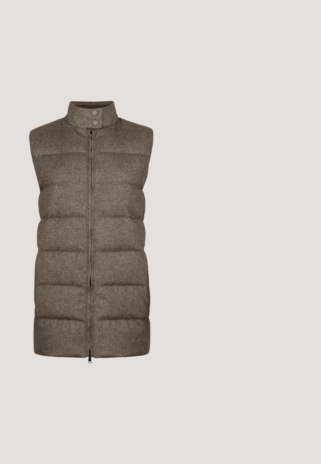 Braune, dicke Weste mit hohem Kragen, Reißverschluss vorne und zwei Druckknöpfen am Hals. Hergestellt aus einem strukturierten, wärmenden Stoff mit einem gesteppte Design.; Dunkelgrüner Rollkragenpullover aus geripptem Strickstoff, mit langen Ärmeln und enganliegendem Design sowie dehnbarem Material.; Braune wollene Hosen mit Fischgrätenmuster, weitem Bein, umgeschlagenen Säumen und Knopfdetails am Bund.; Dunkelbrauner Sneaker aus Veloursleder und Leder, niedriger Schnitt, mit dicker strukturierter Gummisohle und passenden braunen Schnürsenkeln, Seitenansicht auf weißem Hintergrund.; Rechteckige braune Schildpatt-Sonnenbrille mit dunklen Gläsern und leicht gebogenen Bügeln, von vorne dargestellt.; Braune Wildleder-Tote-Tasche mit langen Griffen, breitem Körper und einzigartigem Zickzack-Top-Design. Mit stickenden Akzenten und abgerundeten Ecken.