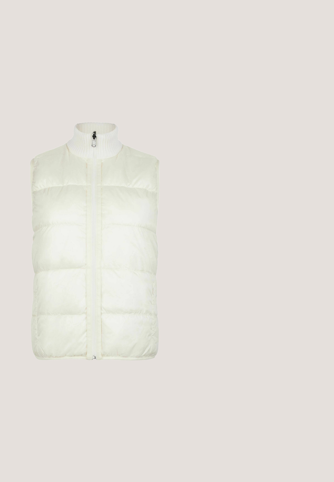 Hvid ærmeløs vest med høj krave, der har en ribbet tekstur og kabelstriksmønster, frontlynlås og en polstret udseende.; Hvid sweatshirt med lange ærmer, ribbede manchetter og rund halsudskæring. Har et lille broderet logo på venstre bryst. Glat tekstur.; Plain hvid langærmet T-shirt med rund hals og lille "LIUJO"-logo på venstre bryst, vist mod hvid baggrund.; Cremefarvede ribstrikkede bukser med flared design. Har en bred elastisk talje og lodrette striber for ekstra tekstur.; Hvid sneakers med lavt snit og snørelukning, guldaccents og rundt logoemblem på siden, der udstråler et rent, minimalistisk design.; Cremefarvet flettet læderhåndtaske med to håndtag, guldtonet Guess-logo plade og dekorative hængende charms på siden.
