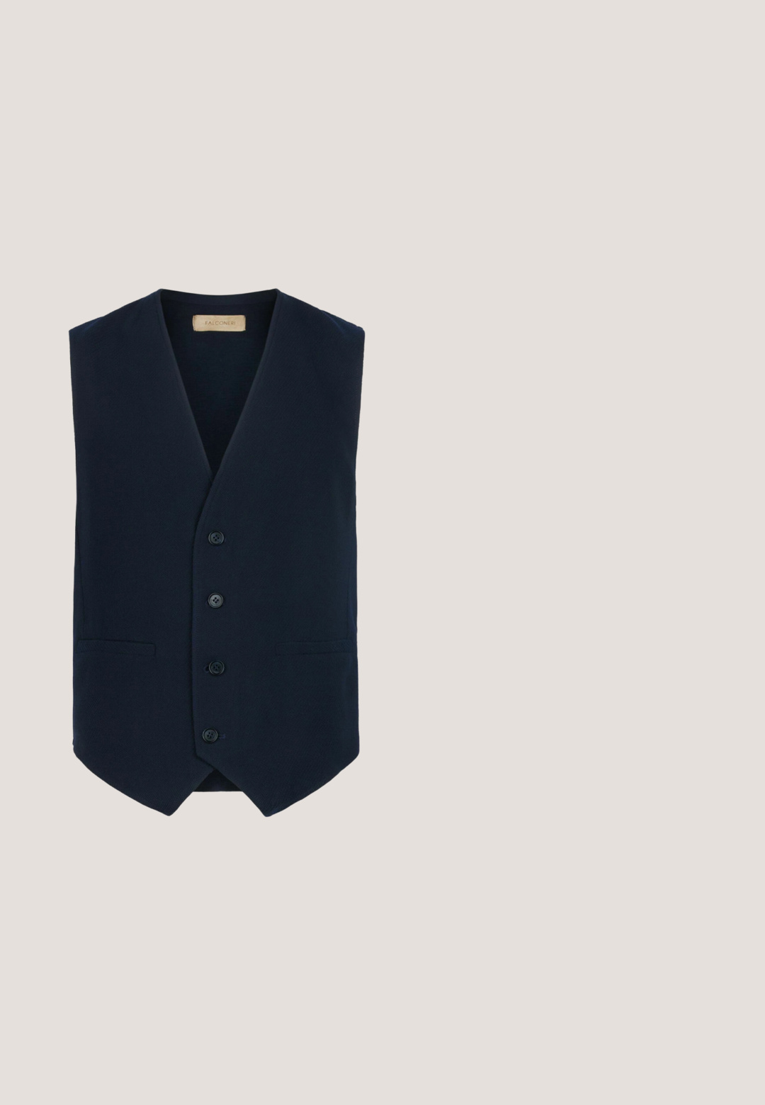 Mørkeblå vest med et struktureret stof, V-udskæring, seks knaplukninger og to forlommer. Slim fit med buet søm.; Marineblå skjorte med lange ærmer, krave og hvide knapper foran.; Marineblå skræddersyede bukser med snoretræk i taljen, plisseret front og tætsiddende ankler. Fremstillet af et glat, let materiale.; Marine slip-on sko med åndbart mesh-overdel, hvid gummisål, brune accenter og stikninger langs kanterne.; Navyblå lædermappe med to afrundede håndtag og en top lynlås, vist i en let vinkel på en hvid baggrund.; Marineblåt vævet stofbælte med mat gråt metalspænde og læderbælteløkke, snoet mod en hvid baggrund.