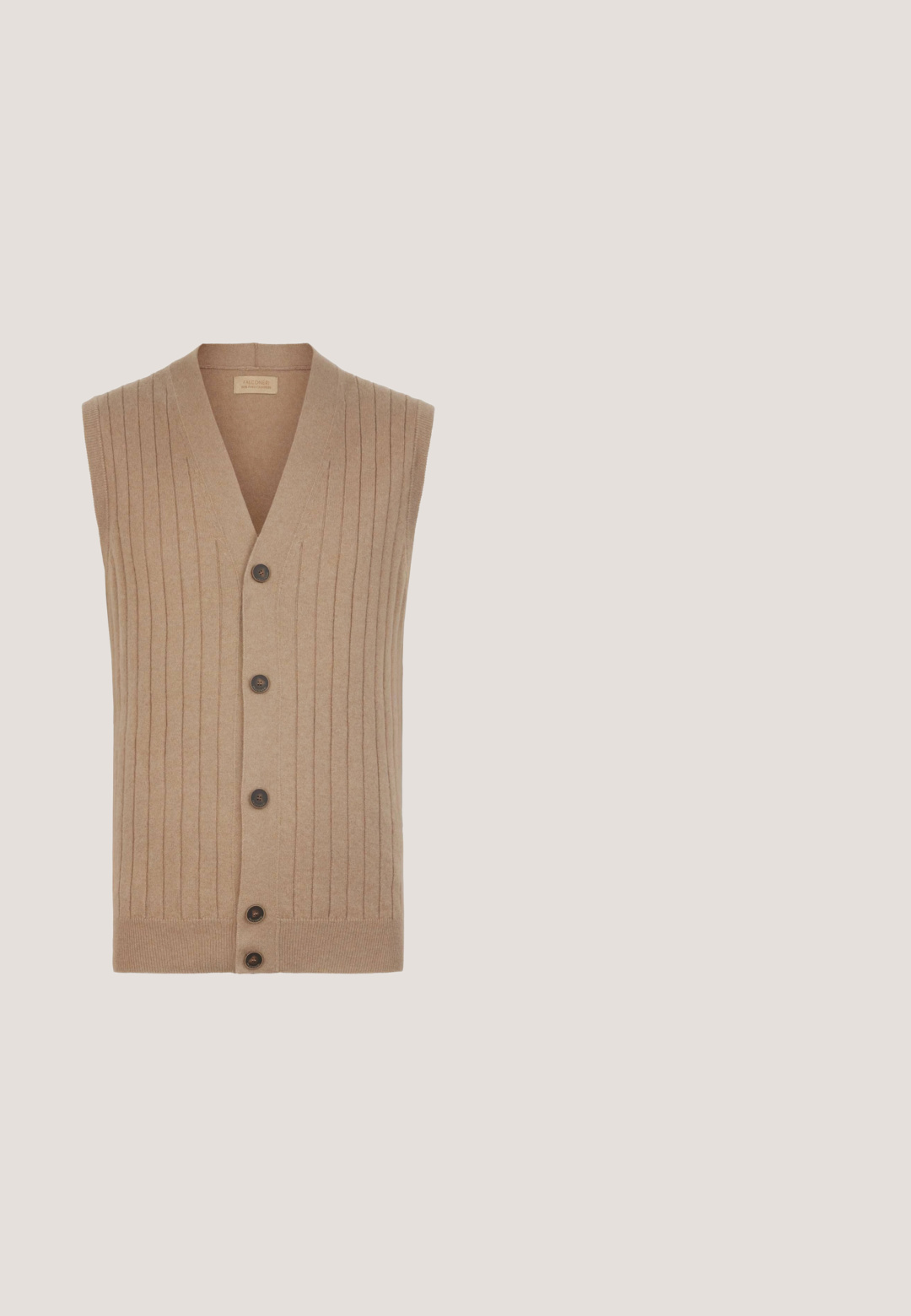 Beige strikket vest med vertikal ribstruktur, V-hals og seks brune knapper foran. Uden ærmer, blødt stof.; Beige, langærmet, skjorte med knapper i letvægtslinned. Har en klassisk krave og fuld knaplukning, med en afslappet pasform og glat tekstur.; Brune, lige ben bukser med bæltestropper, sidelommer og lynlåslukning foran.; Brun tekstil sko med houndstooth-mønster, læderdetaljer og snørebåndsdesign. Tykk, tekstureret sål giver støtte og stabilitet.; Mørkebrune solbriller i skildpaddeskjoldmønster med rektangulære linser og nøglehulbro på hvid baggrund.; Brun lædertaske med vævet tekstur, dobbelt topgreb, justerbar skulderrem og sølv hardware, med lynlåslukning.