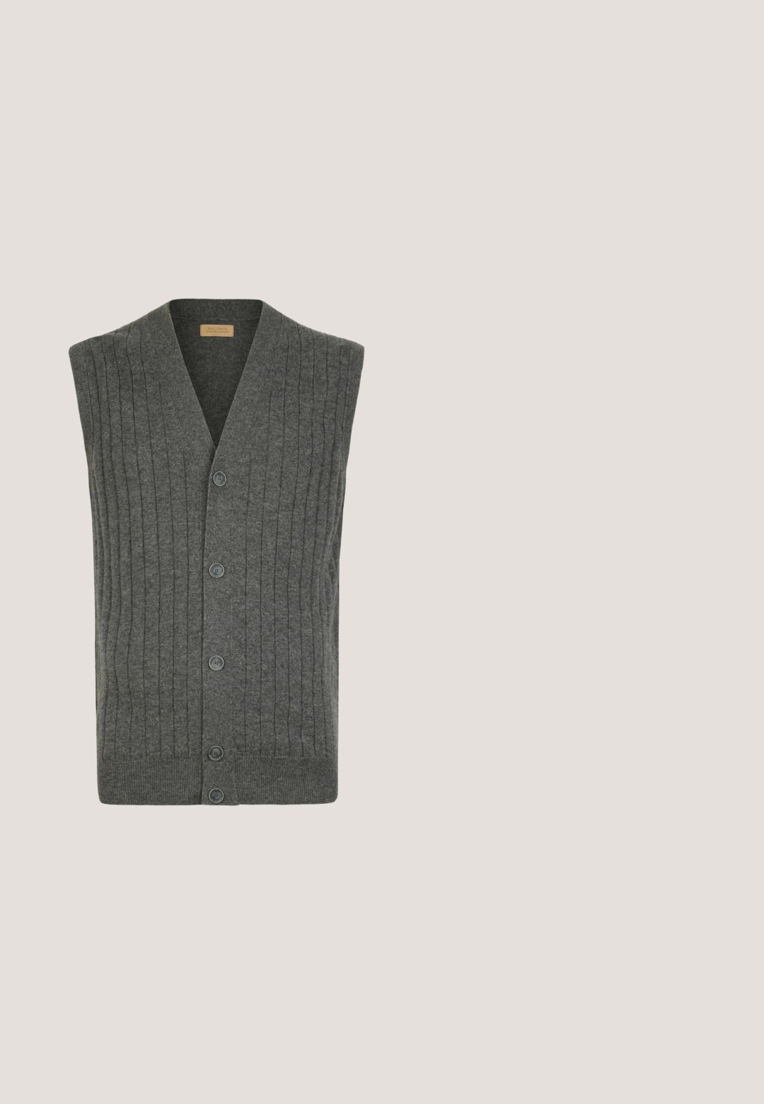 Grauer ärmelloser Strickpullover mit vertikaler Rippstruktur, ausgestattet mit einem tiefen V-Ausschnitt und fünf Knöpfen entlang der Vorderseite. Weicher Stoff mit figurbetontem Saum.; Minimum ROLAND - Strickpullover - m dark grey melange; Graues kurzärmeliges T-Shirt aus einem Baumwoll-Mischgewebe. Es verfügt über einen runden Halsausschnitt und ein kleines Logodetail auf der linken Vorderseite.; Clean Cut Copenhagen BARCELONA DIEGO  PANTS - Stoffhose - charcoal melange; Paar grauer Wildleder-Schnürschuhe mit schwarzen Gummisohlen in Zickzack-Optik, seitlich auf weißem Hintergrund abgebildet.; Reisetasche mit schwarzem und braunem Hahnentrittmuster, schwarzen Griffen und verstellbarem Schultergurt, dargestellt vor einem weißen Hintergrund.