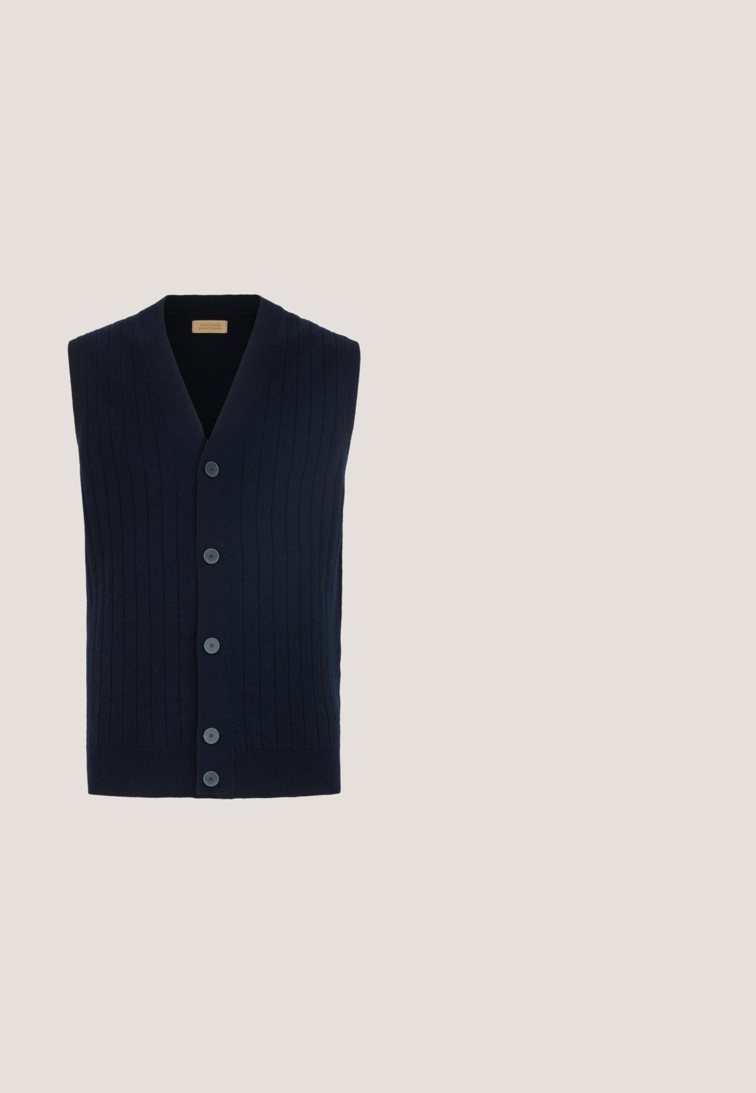 Marine gebreide vest met V-hals, geribbelde textuur en zes knopen aan de voorkant, afgewerkt met een gebreide tailleband.; Langarm, knoopsluiting shirt van donkerblauwe stof met een subtiele textuur. Beschikt over een klassieke kraag en een afgeronde zoom met knoopsluiting.; Marineblauwe chino's gemaakt van een zachte, duurzame stof. Voorzien van een knoopsluiting, riemlussen en een recht gesneden ontwerp. Geen zichtbare patronen.; Heren loafer van marineblauw suède met een rubberen zool en decoratieve riemdetail, zijaanzicht op een witte achtergrond.; Compacte marineblauwe leren crossbodytas met een voorvak met rits, klepvak en een zilveren Piquadro merklogo op een gladde, gestructureerde oppervlakte.; Gevlochten stoffen riem in marineblauw, beige en bruin met een zilverkleurige rechthoekige gesp en zwarte leren details op een witte achtergrond.