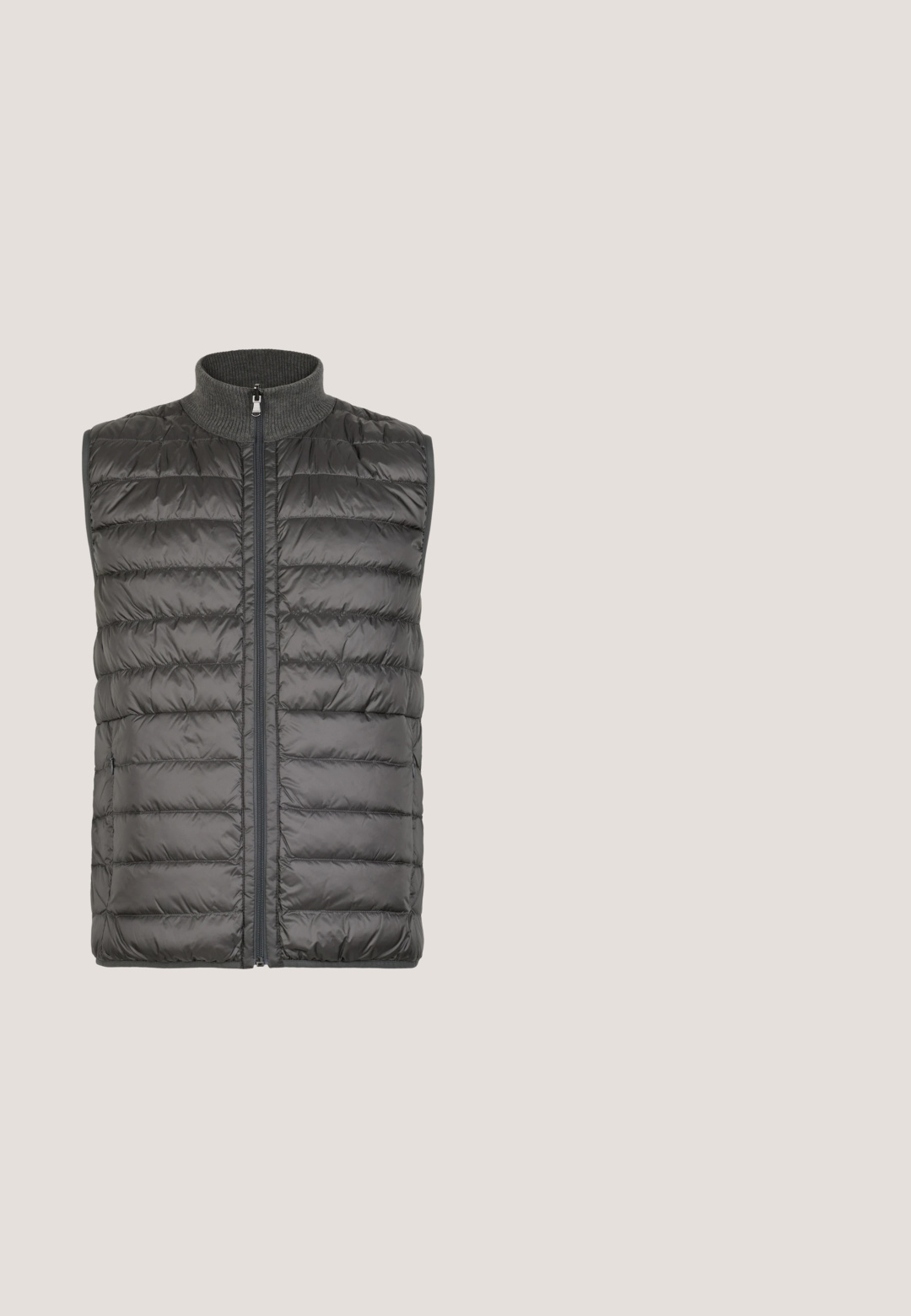 Mørkegrå quiltet ærmeløs vest med lynlås foran og ribbet krave, lagt fladt på hvid baggrund.; Sort langærmet polo-sweater med foldet krave, treknaps knaplukning, ribbede manchetter og kant, ligger fladt på en hvid baggrund.; Sorte løstsiddende bukser med elastisk taljebånd og justerbar snor, lige ben, ingen synlige lommer eller mønstre.; RYŁKO Sneakers - black; Sorte solbriller med runde linser, tynde stel og sølvdetaljer på stængerne, med "Tom Ford" branding på den ene linse.; Sort læder rejsetaske med to topgreb, aftagelig skulderrem, lynlåslukning og tekstureret overflade; har prægede logo.