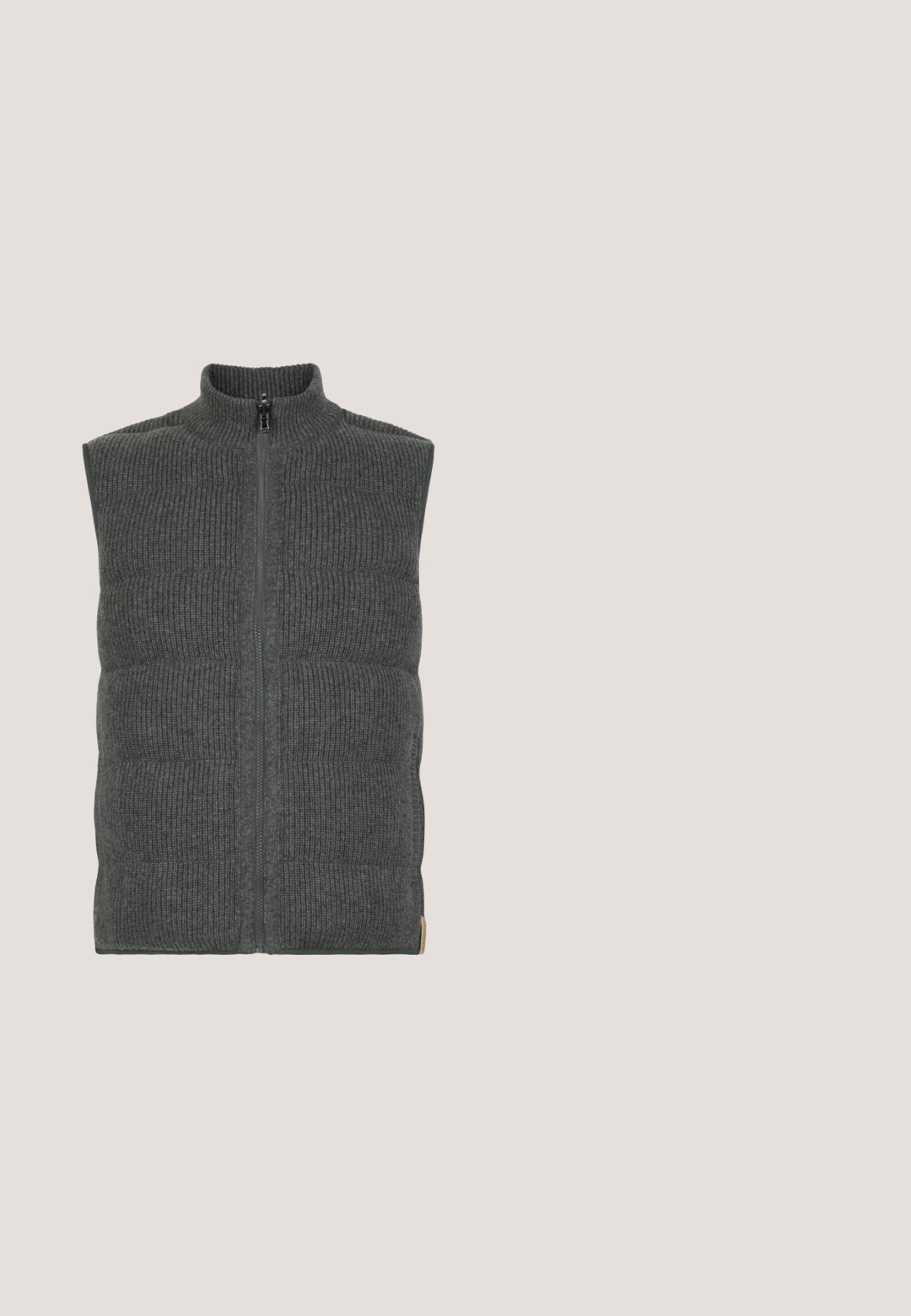 Mørkegrå ærmeløs strikket vest med frontlynlås og høj krave, der har en ribbet og quiltet tekstur.; Lys grå sweater lavet af et blødt tekstil, med rund hals, lange ærmer og ribbede manchetter og nederkant. Diskret mærke nederst.; Hvid kortærmet t-shirt med rund halsudskæring og et lille gråt geometrisk logo på venstre bryst. Lavet af blødt bomuldsmateriale.; Mørkegrå joggingbukser lavet af blødt stof, med en elastisk talje med snøring og lige ben-design. Ingen mønstre eller accenter.; Sorte syntetiske sneakers med grå accenter, snørelukning, polstret krave, tekstureret sidelæg og hvid gummisål.; Sort tekstureret læder crossbody taske med en lynlåslomme og justerbar stropp; har en forlomme og et mærketikette foran.