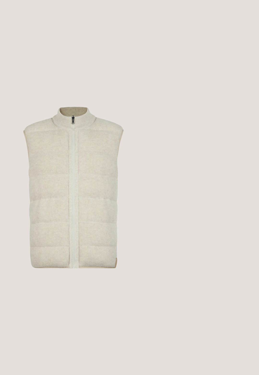 Vest med høj, ribbet krave og frontlynlås, fremstillet af et tekstureret, lysebrunt stof med vandrette quiltede sektioner.; Beige herrestriktrøje med rund hals og lange ærmer, ribstrikkede manchetter og kant, vist mod hvid baggrund.; Beige kortærmet strikket t-shirt med rund hals og fint tekstureret stof, vist på en hvid baggrund.; Brune, lette bukser lavet af blødt stof, med elastisk talje og lige ben-design, uden synlige mønstre eller hardware-detaljer.; Grå ruskinds sneakers med rund tå, hvid gummisål og snørebåndsdesign. Baghælen har en mørkere grå accent.; Grå stof kosmetikpose med en glat tekstur, lynlås lukning og en mørkere grå toppanel. Har logo på forsiden og farvede lynlåse accentuerer.
