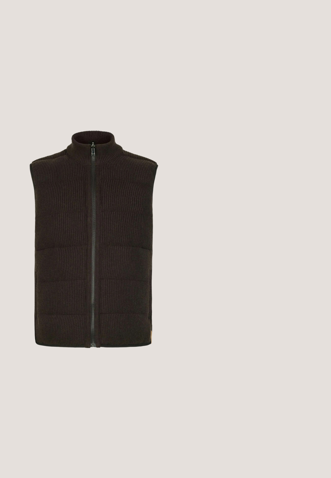 Zwarte gebreide vest met hoge kraag, voorzien van een ritssluiting aan de voorkant en een getextureerd ribpatroon. Het heeft een boxy vorm en zijopeningen.; Mouwloos groen gebreid topje met een ronde halslijn, geribbelde textuur en rechte zoom. Minimalistisch ontwerp, geschikt voor laagjes of warm weer.; Donkerbruin shirt met lange mouwen, een klassieke kraag, sluiting met knopen aan de voorkant en een afgeronde onderkant. Gemaakt van een zachte, gestructureerde stof.; Zwarte katoenen broek met een rechte pijp, voorzien van een knoopsluiting en riemlussen, met een gladde textuur en zonder zichtbare patronen.; Bruine textielschoen met houndstooth-patroon, leren details en veterontwerp. Dikke, gestructureerde zool biedt steun en stabiliteit.; Bruine lederen tote bag met dubbele handvatten, voorvak en metalen details. Gladde textuur met een rijke, donkere afwerking.