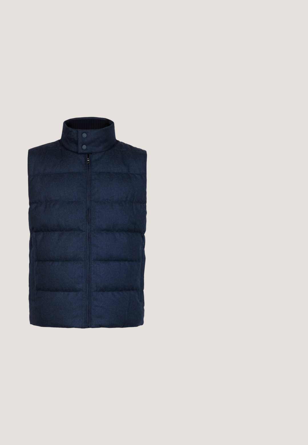 Veste matelassée bleu marine avec col haut, fermeture zippée à l'avant et boutons-pression. Fabriquée en matériau texturé avec un design matelassé.; Pull-over gris foncé en tissu texturé, doté d'un col à demi-fermeture éclair et de manches longues, avec un ourlet et des poignets côtelés.; T-shirt bleu clair à manches courtes et col rond avec une petite étiquette au niveau du col sur fond blanc.; Pantalons de jogging bleu marine en tissu léger, avec une taille élastique à cordon de serrage et un bouton à l'avant, jambes fuselées et deux poches latérales.; Paire de baskets basses bleu marine avec semelles blanches, lacets noirs et marquage "HACKETT" sur le côté et la languette.; Sac à main rectangulaire bleu marine avec poignées en cuir noir, fermeture éclair et logo sur patch en cuir au centre avant.