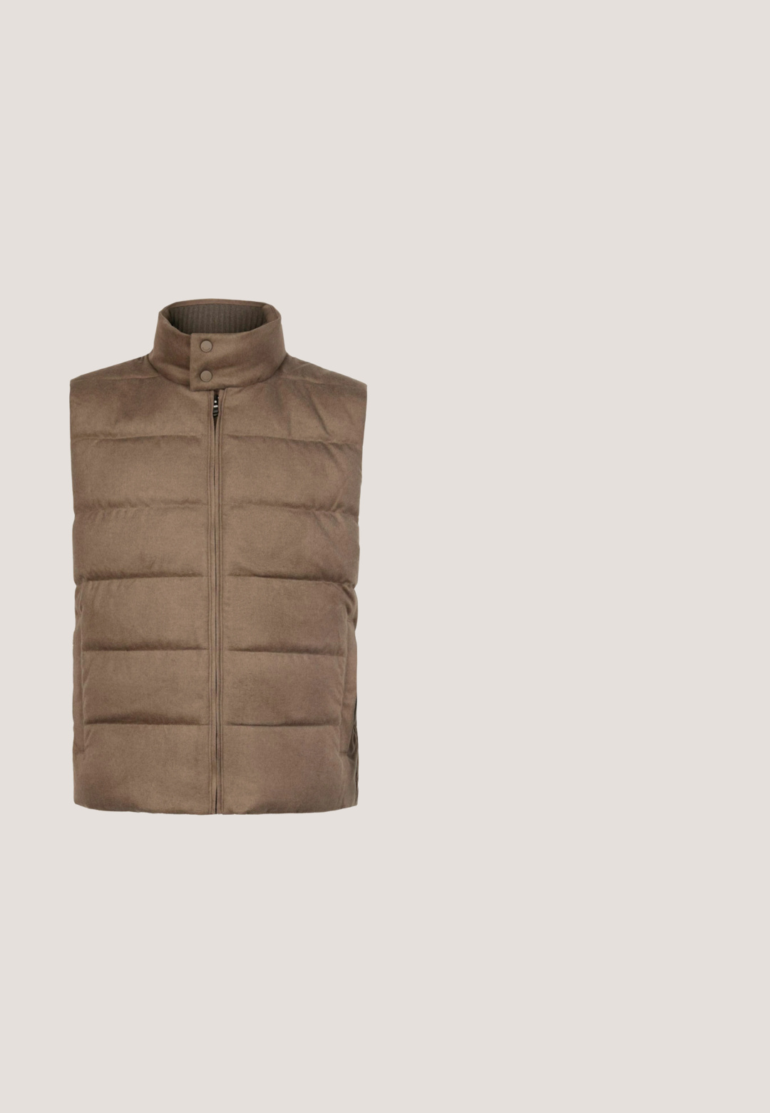 Brun polstret vest med høj krave, der har lynlås foran og lukning med trykknapper. Blødt, tekstureret stof med vandrette syninger.; Cremefarvet sweater med høj krave, prydet med et tekstureret strikdesign. En horisontal beige stribe over brystet tilføjer en kontrasterende detalje.; Knappet skjorte i grønt og brunt ternet mønster, lange ærmer, krave, brystlomme, lavet af tekstureret bomuldsstof med brune knapper.; Beige kordbukser med knaplukning, bæltestropper og lige ben, vist på hvid baggrund.; Brun læder ankelstøvle med snørebånd foran, polstret krave og spændebånd. Gummisål med trækkrog til greb.; Brun læder rejsetaske med dobbelte håndtag, justerbar skulderrem og diskret branding. Har en glat overflade og rund form.
