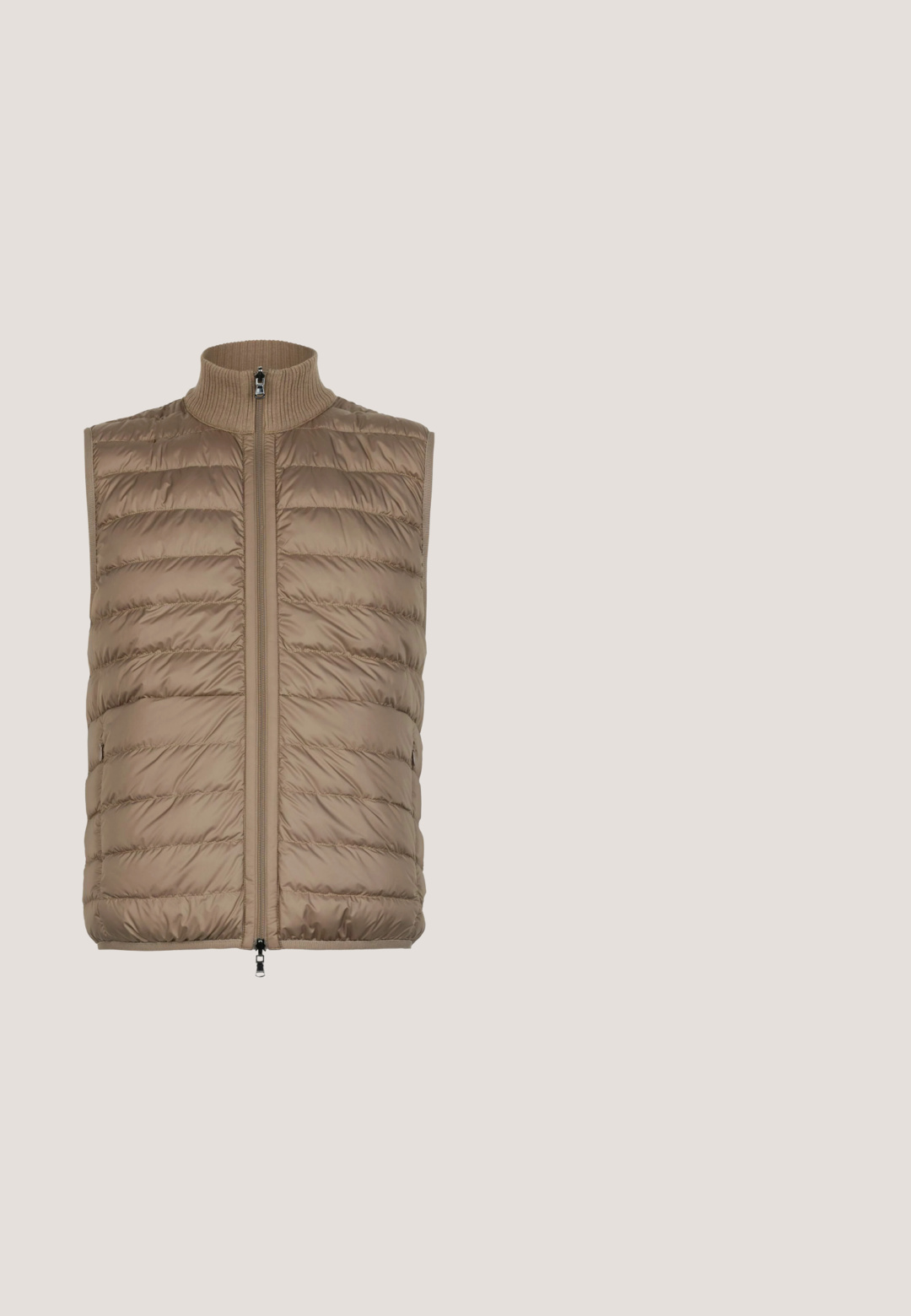 Ærmeløs brun polstret vest med vandret quiltning, stående ribstrikket krave og forreste lynlåslukning med tovejslynlås.; Lys beige striktrøje med lange ærmer, rund halsudskæring, ribbede kanter og manchetter, med et lille rektangulært logo på brystet.; Beige kortærmet T-shirt med rund hals og et lille firkantet logo-patch på venstre bryst samt orange detalje på den indre krave.; Lyseblå straight-leg denim jeans med høj talje, frontknap, lynlås lukning og fem-lomme design.; Mørkebrune lædermokkasiner svæver over et beige vævet tæppe med et rundt træ-sofabord og bøger i baggrunden.; Sort lærred skuldertaske med to robuste håndtag, prydet med hvid tekst der står "LES DEUX" på forsiden, glat tekstur, rektangulær form.