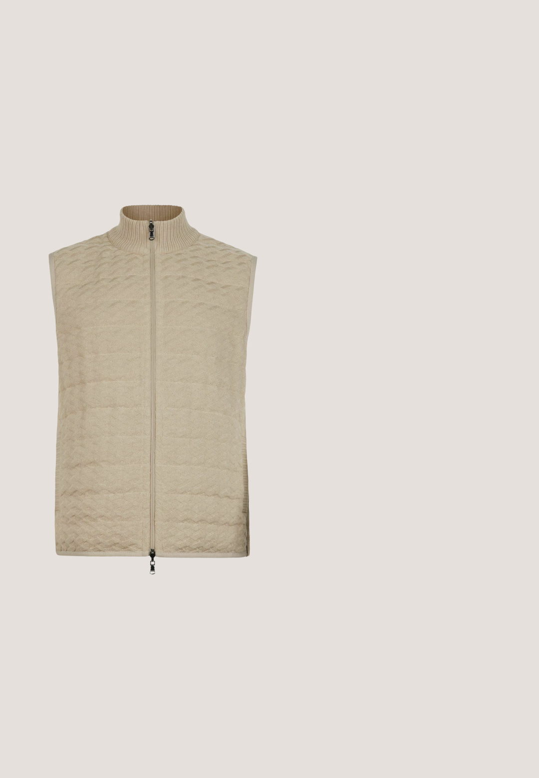 Beige gesteppte ärmellose Weste mit durchgehendem Frontreißverschluss und geripptem Stehkragen, strukturierter Diamantmuster auf dem Stoff.; Langärmliges Polohemd in hellbeige mit einem geknopften Kragen, gerippten Bündchen und Saum sowie einer feinen Textur. Markenlabel am Kragen sichtbar.; Beige Baumwollhosen mit geradem Bein, ausgestattet mit einem einzelnen schwarzen Knopfverschluss und zwei Vorderaschen. Glatte Textur.; Brauner Wildleder-Loafer mit gesteppten Details, niedrigem Absatz und Schlupf-Design auf einfarbigem hellgrauem Hintergrund.; Braune Leder-Reisetasche mit zwei Griffen und einem Reißverschluss oben, vor einem weißen Hintergrund dargestellt.; Beigefarbener Wildledergürtel mit einer rechteckigen dunklen Metallschnalle, mehreren Einstelllöchern und einer genähten Schlaufe auf weißem Hintergrund.