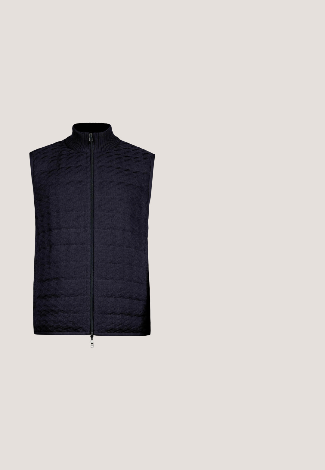 Ärmellose marineblaue gesteppte Weste mit hohem Rippkragen und durchgehendem Frontreißverschluss mit zwei Zippern, dargestellt auf weißem Hintergrund.; Brauner Strickpullover mit hochgeschlossenem Kragen und halbem Reißverschluss. Verfügt über gerippte Bündchen und Saum, mit einer strukturierten Oberfläche und minimalen Akzenten.; Schwarzes Baumwoll-T-Shirt mit lockerer Passform, kurzen Ärmeln und einem weißen "FILLING PIECES"-Logo auf der linken Brust. Glatte Textur.; Filippa K TERRY CROPPED TROUSER - Stoffhose - green melange; Marineblaues Wildleder-Sneaker mit weißer Gummisohle, runder Zehenform und kontrastierendem Fersenriegel; verfügt über tonale Schnürsenkel und ein Logodetail an der Seite.; Schwarze Calvin Klein Umhängetasche mit geprägtem Logomuster, Front-Reißverschlusstasche und verstellbarem Riemen.