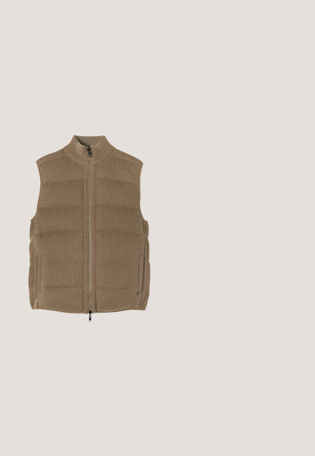 Brun strikket ærmeløs vest med ribmønster, foran lynlås og ståkrave.; Beige striktrøje med lange ærmer, ribbede mans Jetter og kant, samt en V-syning detalje under halsudskæringen.; Mørkebrun langærmet skjorte med klassisk krave, frontlukning med knapper og afrundet sænkning. Fremstillet af et blødt, struktureret stof.; Brune, lette bukser lavet af blødt stof, med elastisk talje og lige ben-design, uden synlige mønstre eller hardware-detaljer.; Lav-toppet brun ruskind-sneaker med hvid gummisål og mørkebrun hælpatch, vist fra siden på hvid baggrund.; Brun læder tablet sleeve med en tekstureret finish, der har en top lynlås lukning og en frontlynlomme til ekstra opbevaring.