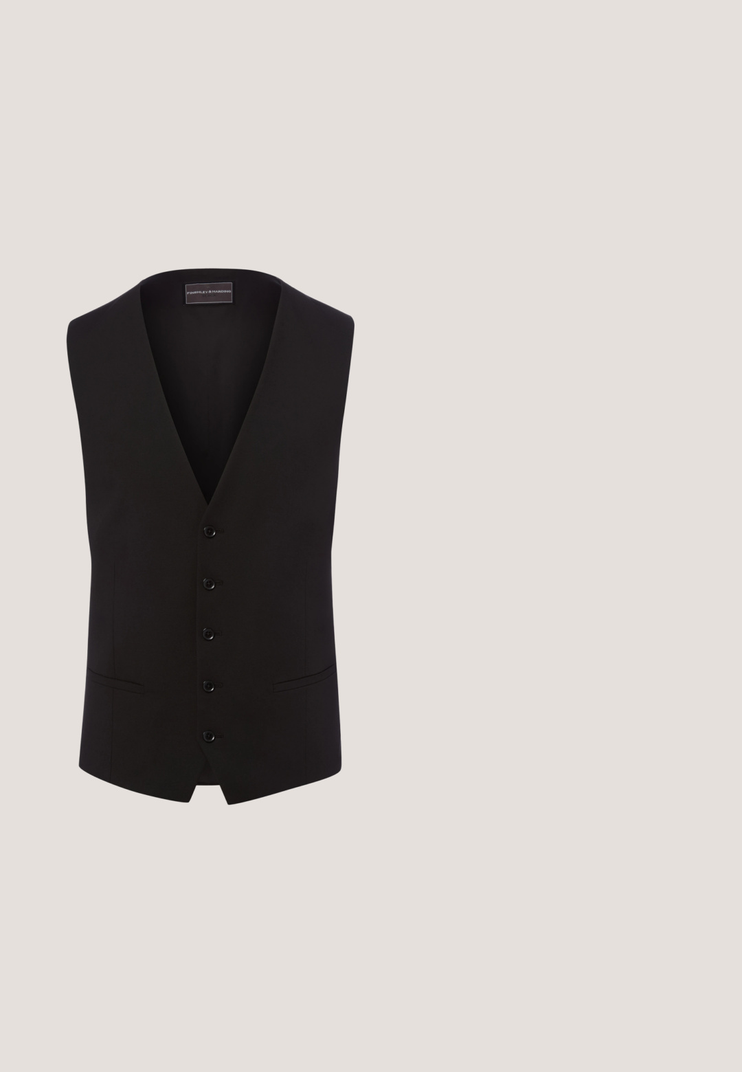 Gilet noir sur mesure avec cinq boutons, deux poches avant et un col en V profond.; Chemise habillée pour homme à manches longues gris foncé avec col pointu et boutons à l'avant, affichée sur un fond gris clair.; Pantalon formel gris foncé à fines rayures avec passants de ceinture, ceinture noire avec boucle argentée et plis à l'avant.; Chaussure Oxford en cuir noir, avec une texture lisse, un bout arrondi et un petit talon empilé. Présente des surpiqûres ton sur ton et cinq œillets pour les lacets.; Cravate grise avec un petit point blanc et un motif de lignes horizontales, présentée à plat sur fond blanc.; Ceinture en cuir noir avec une finition lisse, dotée d'une boucle en métal argenté et de plusieurs trous pour les ajustements. Design élégant, coutures minimales.