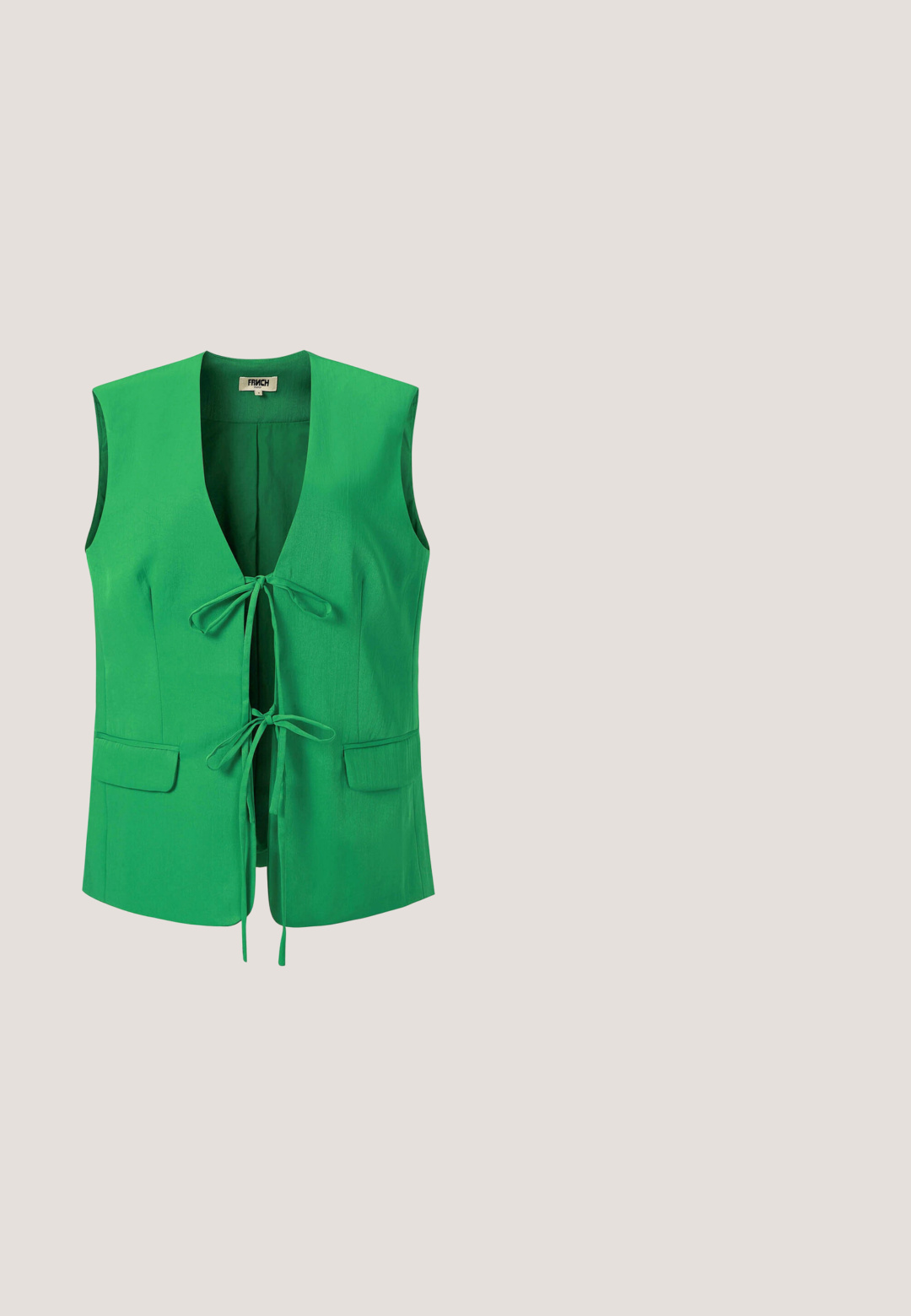 Veste sans manches verte avec un col en V profond, deux liens à l'avant et des poches à rabat, conçue pour une coupe ajustée.; Tissu tricoté vert présentant un motif texturé avec un tissage lâche et ouvert, mettant en valeur des fils fins et de multiples points visibles.; Pantalon vert à jambes larges avec des bandes blanches sur les côtés et une taille élastique dotée d'un cordon de serrage.; Sandale à glissière ornée de perles avec une tige tissée verte et blanche, semelle plate et bordure tressée couleur menthe. Design texturé avec bout ouvert.; Lunettes de soleil teintées de vert avec des montures angulaires et surdimensionnées. Fabriquées en plastique brillant avec des verres sombres et un design élégant. Marquées d'un logo de marque.; IZIA Sac à main - green