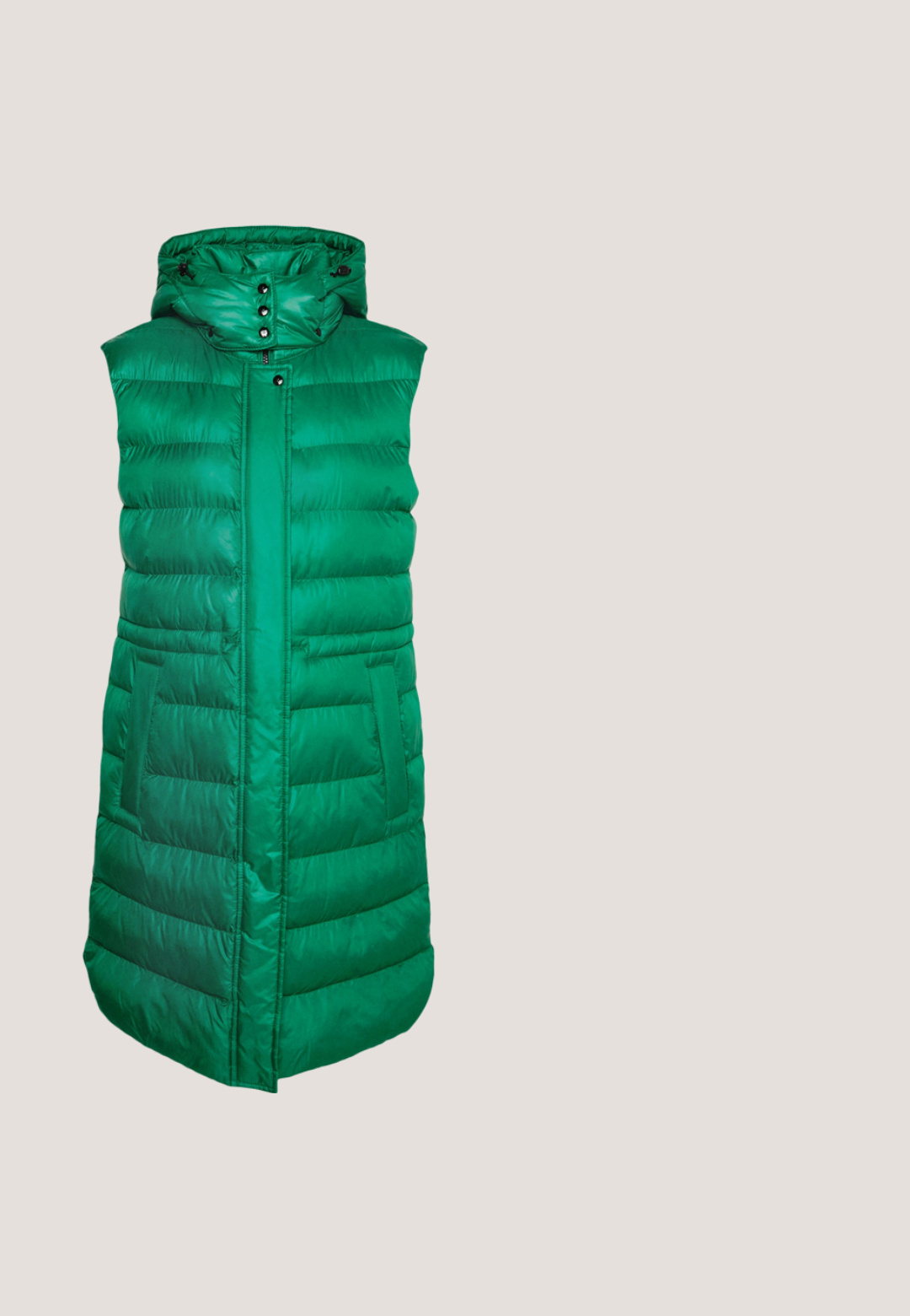 FUCHS SCHMITT THERMORE - Vest - emerald; Hvid langærmet skjorte lavet af ribbet stof, med runde udskæring og tætsiddende pasform. Ingen mønstre eller accenter er til stede.; Sorte jeans i bred benstil med høj talje, forlommer og en baglappe. Glat tekstur med minimale syningsdetaljer.; Sorte ankelstøvler lavet af glat læder med elastiske sidepaneler, en tekstureret gummisål og kontraststing langs kanten.; Sorte rektangulære solbriller med mørkt tonede linser, tyk plastramme og brede stænger. Glat overflade og kantet design.; Sort læderbælte med en glat overflade, der har en metal sølv spænde og en tilspidset ende. Enkel, klassisk design.