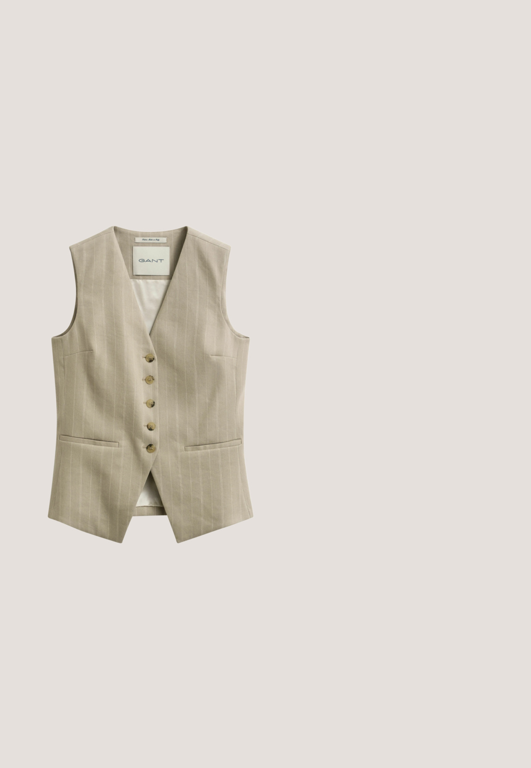 Beige Nadelstreifenweste mit fünf Knöpfen, zwei vorderen Eingrifftaschen und V-Ausschnitt, mit GANT-Label, zugeschnitten für eine figurbetonte Passform.; Kurzarm-Hemd in hellem Beige mit feinen vertikalen Streifen. Hergestellt aus leichtem Stoff mit klassischem Kragen und geradem Saum.; Beige Leinen-Shorts mit elastischem Bund, gewelltem Saum und abnehmbarem Bindegürtel. Bietet eine lockere Passform und einen glatten, texturierten Stoff.; Weißer Ledersandal mit Plateausohle aus gewebtem Jute, goldener Schnallen-Knöchelriemen und gekreuzten Vorderriemen auf einfarbigem Hintergrund.; Schildpatt-Sonnenbrille mit Verlaufsgläsern und dünnen goldenen Metallakzenten. Verfügt über runde Fassungen und schlanke Bügel für einen modernen Look.; Gestreifte, gewebte Tasche in Schwarz und Beige mit einem lässigen Design, strukturierten Oberflächen und einem kleinen Lederakzent. 