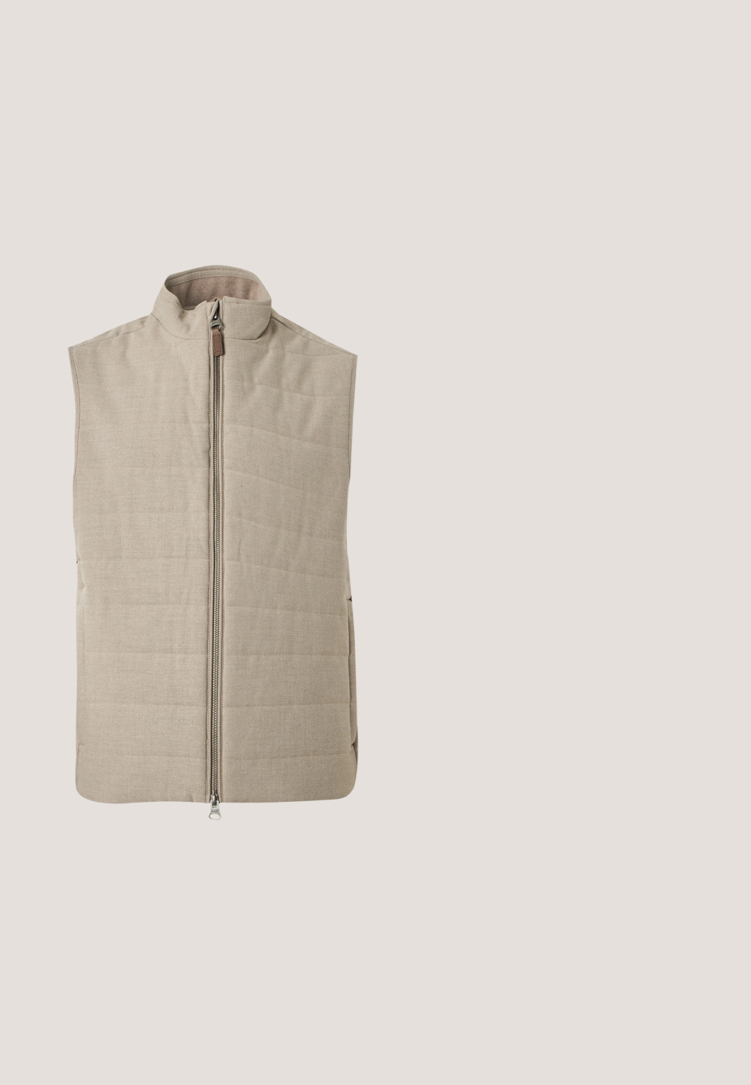 Beige väritön, tikattu liivi pystypäälisellä kauluksella ja täyspitkällä etuvetoketjulla yksinkertaisella vaalealla taustalla.; Vaaleanbeige neulepaita, joka on valmistettu tekstuurilla varustetusta neulekankaasta. Siinä on pyöreä pääntie, jossa on sininen yksityiskohta sisäkaula-aukossa. Pitkät hiharat.; Beige räätälöidyt housut, jotka on valmistettu sileästä kankaasta. Housuissa on tasainen etuosa, kaksi laskosta jokaisessa jalassa ja siisti, suora leikkaus.; Ruskea mokkanahkainen slip-on-loafer valkoisella kumipohjalla, matalalla korolla ja vähäisillä ompeluilla yksinkertaisella vaalealla taustalla.; Beigenvärinen verryttelylaukun materiaalina on korduroy, jossa on kaksi kantokahvaa, läppäkiinnitys, etutaskussa vetoketju ja pieni läppätasku valkoisella taustalla.; Beige mokkanahkainen vyö suorakulmaisella tummalla metallisoljella, useilla säätöreijillä ja ommellulla lenkillä valkoisella taustalla.