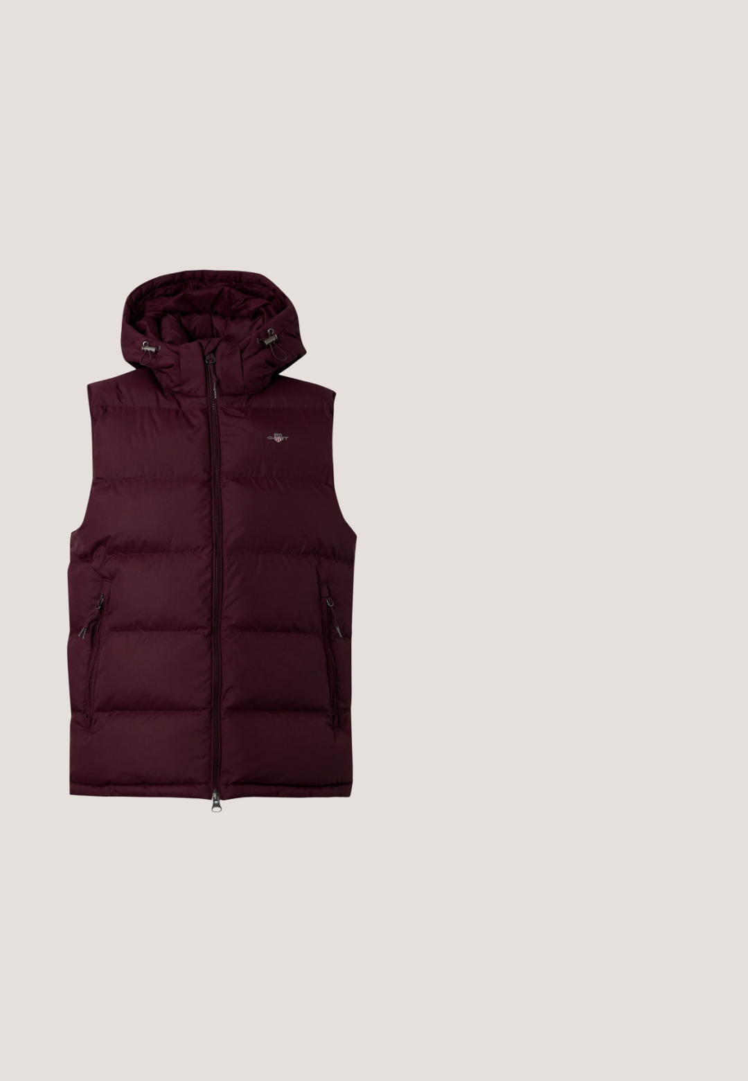 Ærmeløs polstret vinrød vest med for-lynlås, justerbar hætte med snore og to lynlåslommer i siderne.; Langærmet bordeaux crew neck sweater med ribbede manchetter og lille broderet logo på venstre bryst.; Bordeaux langærmet polo skjorte lavet af bomuld, med en klassisk krave, tre-knap lukning og lille broderet logo på brystet.; Mørkeblå straight-leg cowboybukser med forreste knap- og lynlås-lukning, bæltestropper samt for- og baglommer.; Burgunderfarget ruskindssneaker med gummisål, der har runde snørebånd og en subtil præget logo på siden til branding.; Burgunderrød crossbody taske lavet af glat stof med hardware i sølvfarve, justerbar sort rem og frontlomme med lynlås. Har logo-plade.